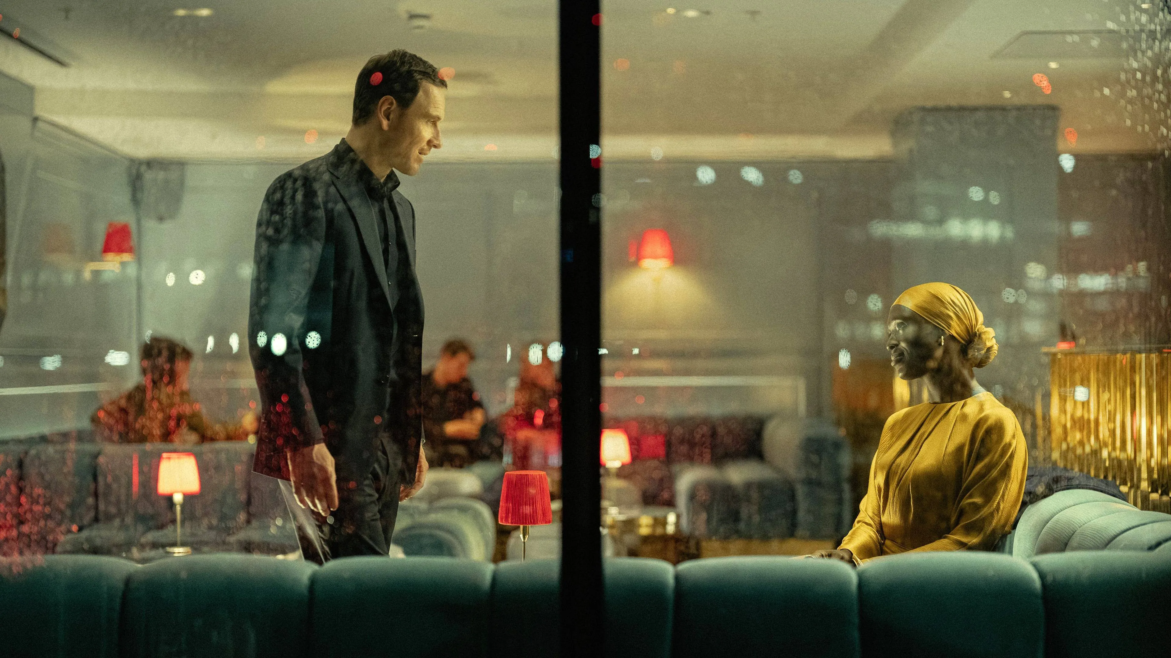 Spannende spionageserie met Michael Fassbender en Richard Gere vanaf vandaag te streamen