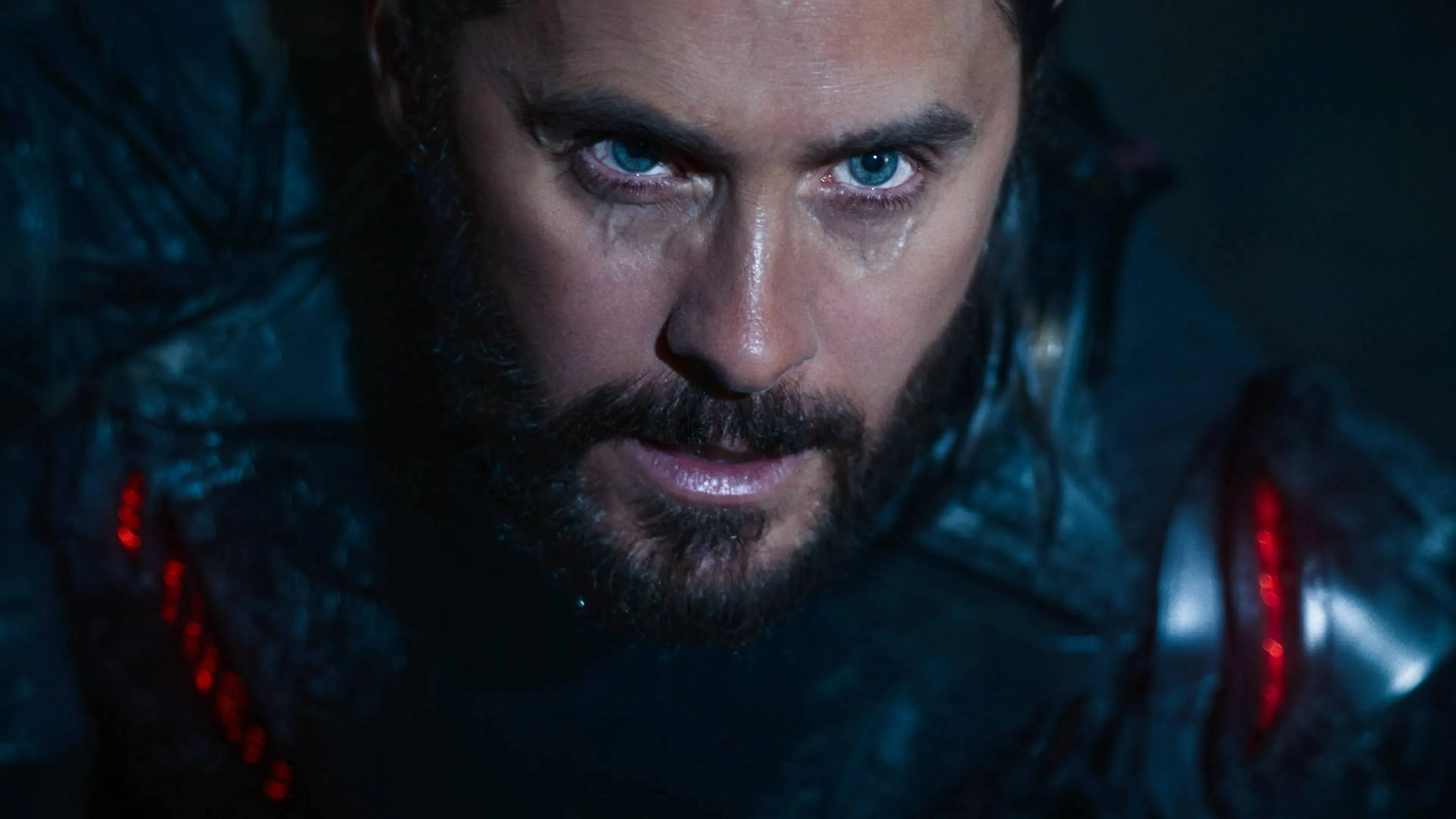 Jared Leto breekt uit de digitale wereld in spectaculaire nieuwe trailer van 'Tron: Ares'