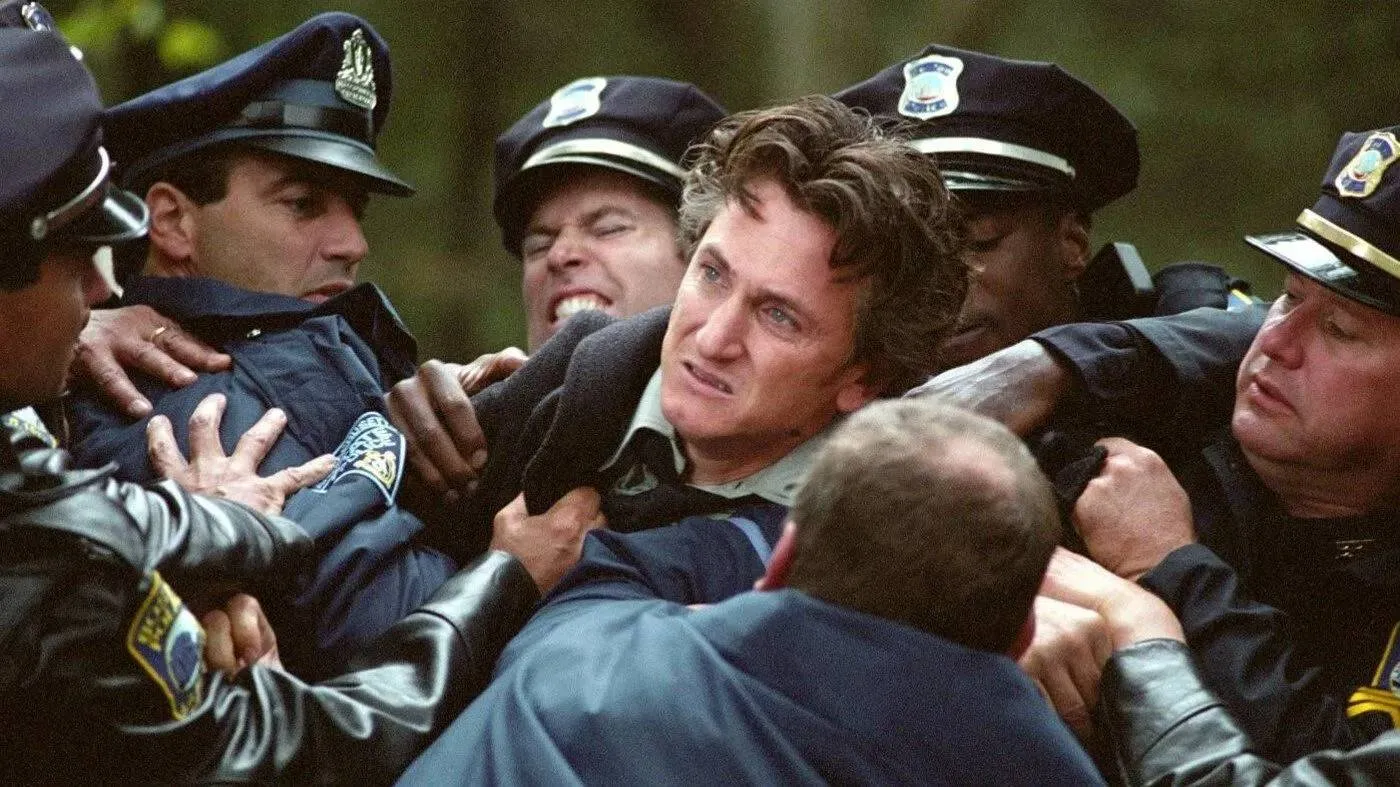 Sean Penn en Kevin Bacon nu te zien op Netflix in mysterieuze thriller van Clint Eastwood