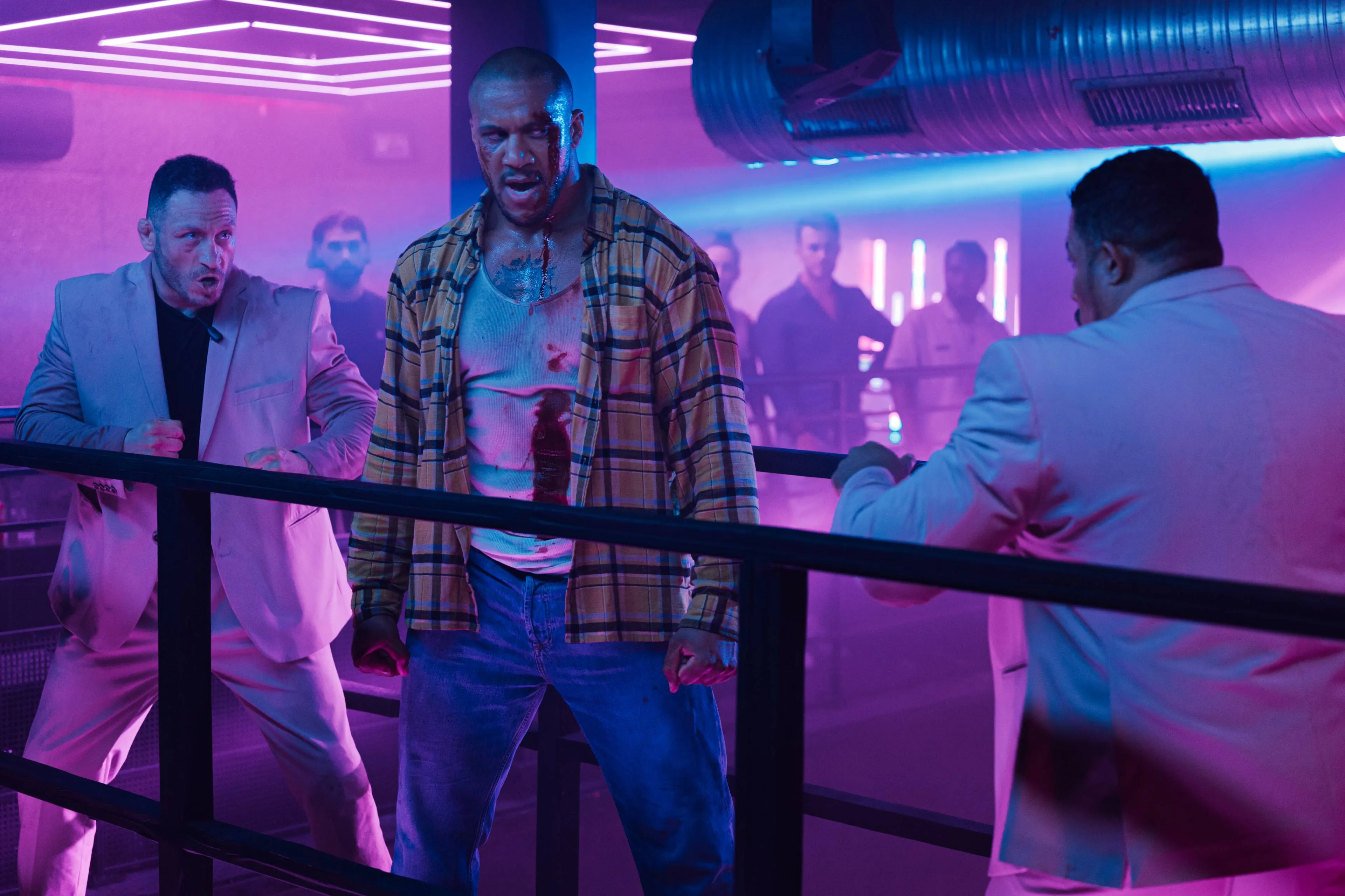 Netflix deelt eerste beelden van keiharde actiefilm 'K.O.' met UFC-vechter Ciryl Gane