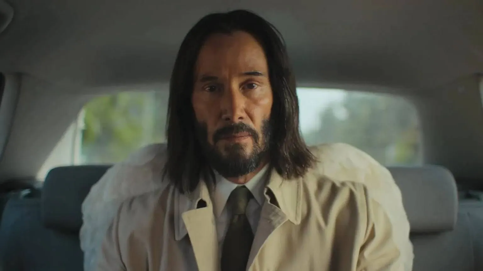 Keanu Reeves is een klungelige engel in de officiële trailer van 'Good Fortune'