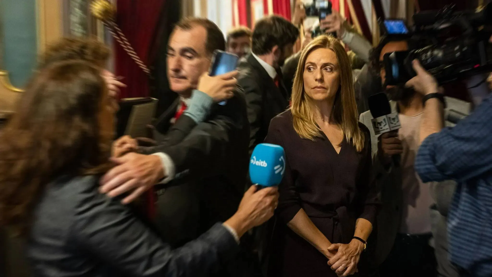Seksisme, privacy en publieke schandalen: Deze Spaanse Netflix-serie móét op je kijklijst