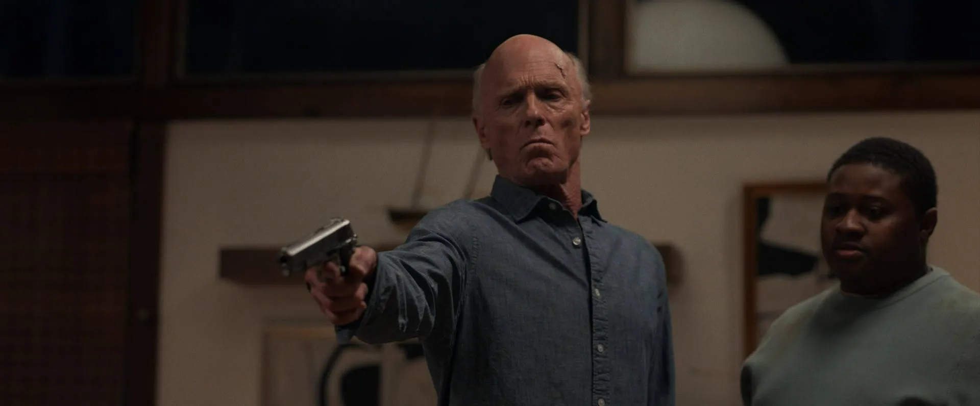Familieruzie, gangsters en zwarte humor: Misdaadfilm met Ed Harris vanaf deze week te zien