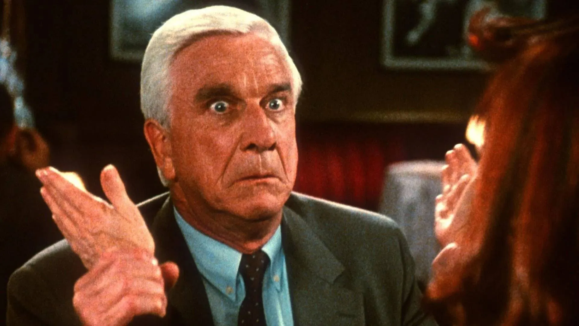 Chaotische en absurde komedieklassieker met Leslie Nielsen verschijnt binnenkort op Netflix