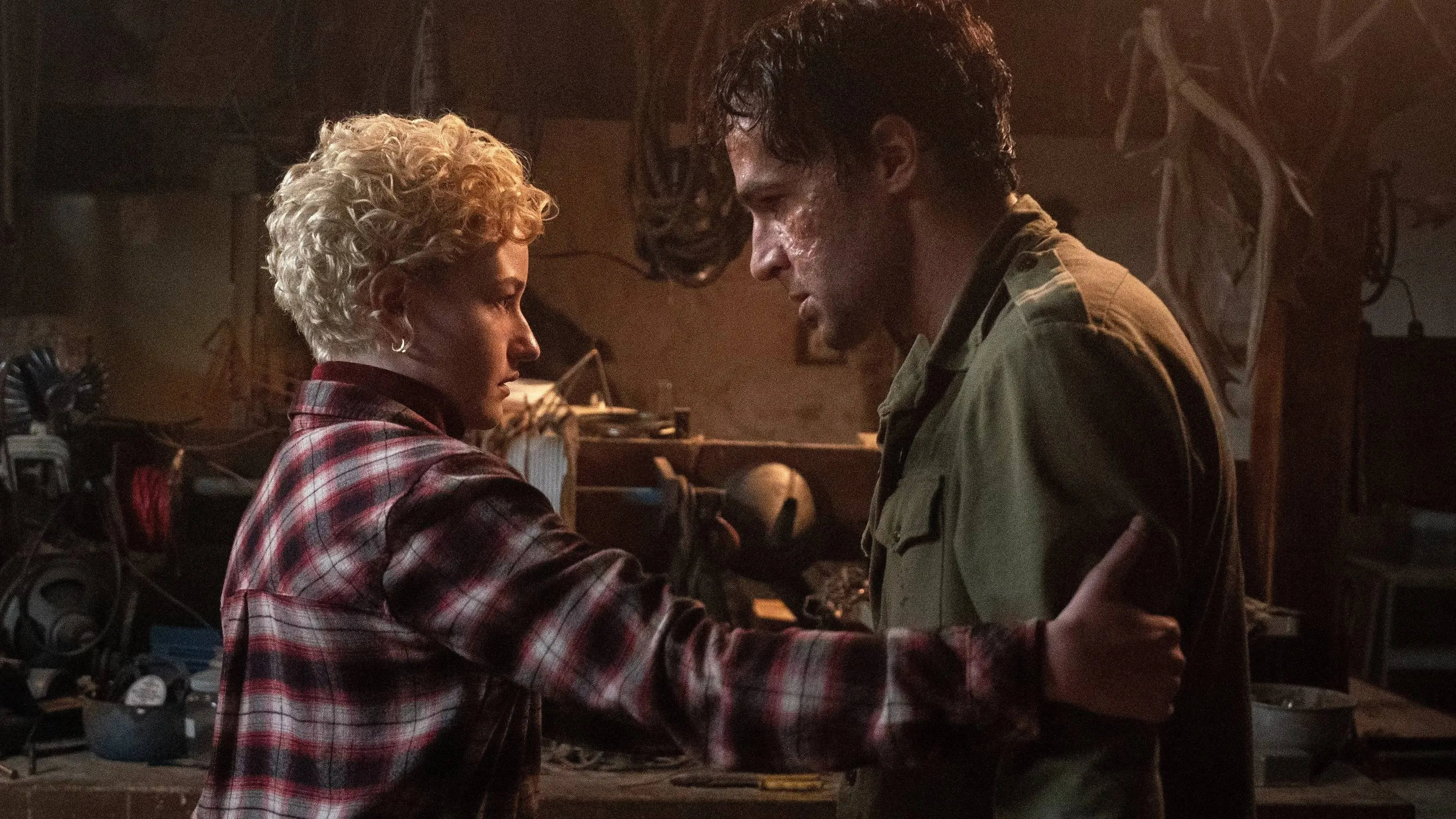 Nieuwe horrorfilm 'Wolf Man' met Julia Garner en Christopher Abbott nu te streamen