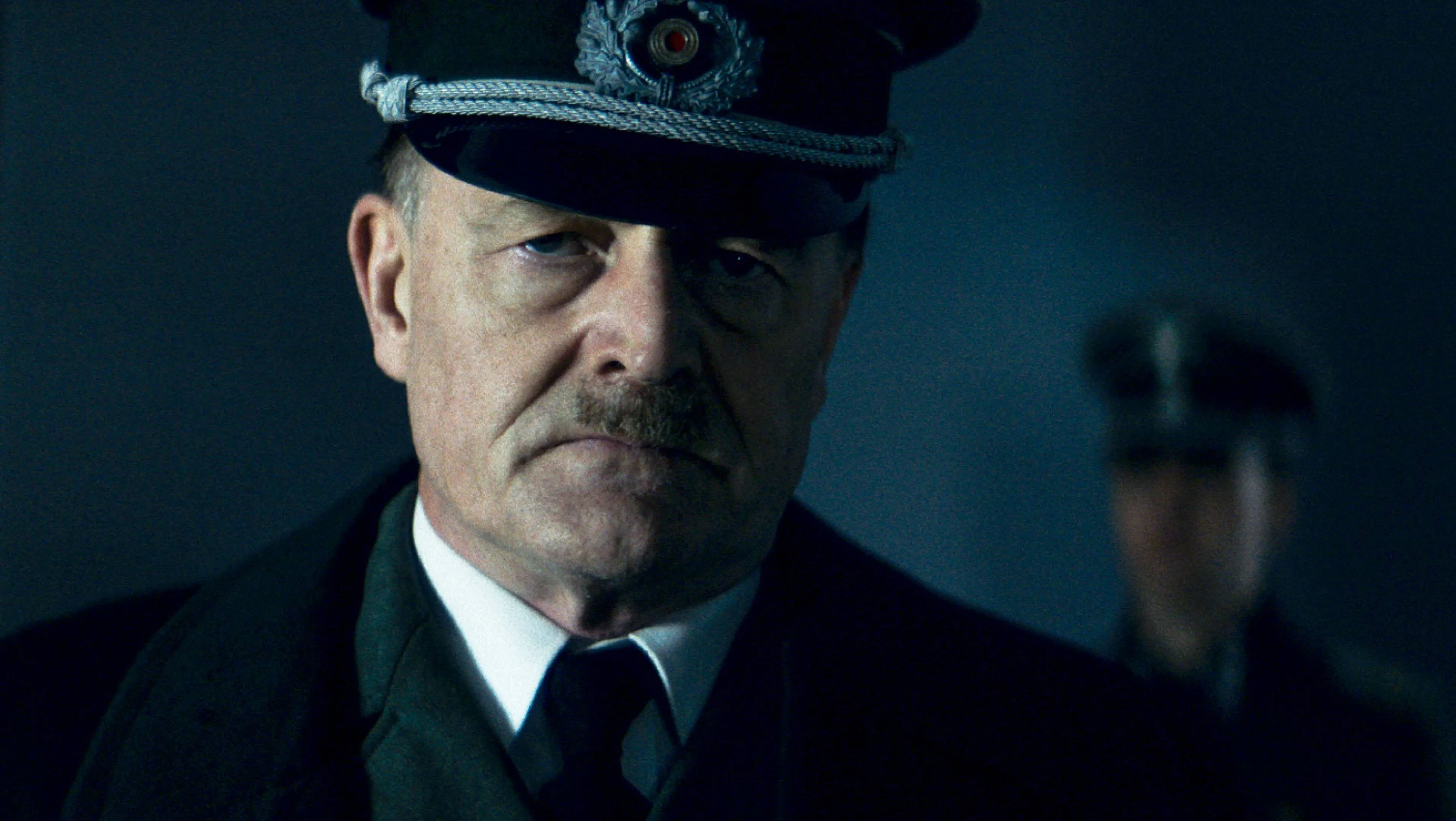 Exclusief: Mike Reus speelt Adolf Hitler in 'Het Grote Offensief': "zie ik als een uitdaging!"