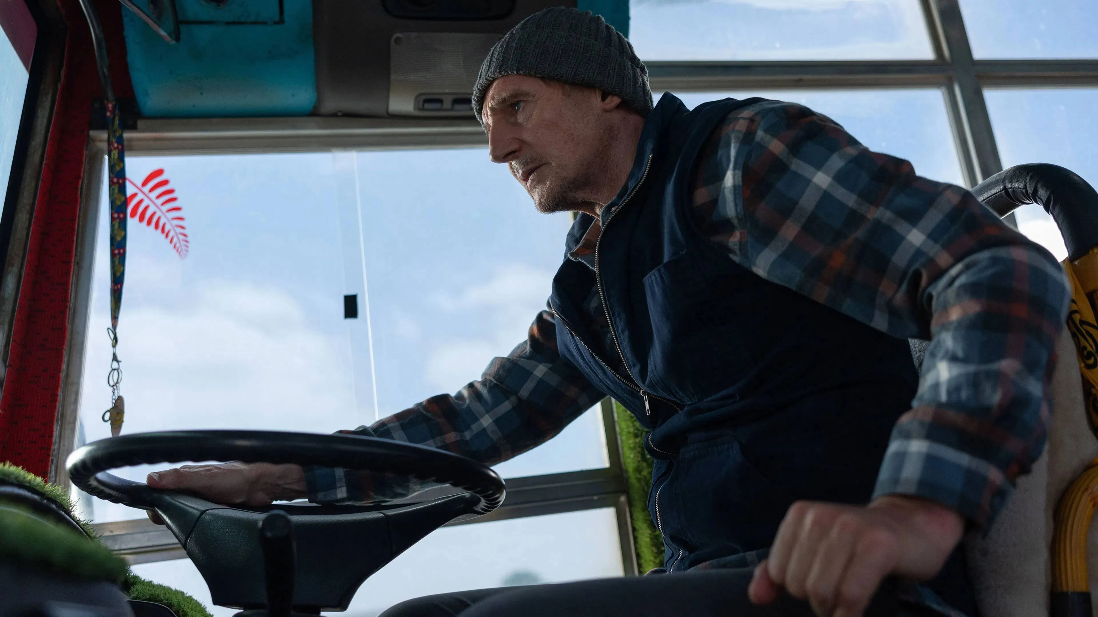 Liam Neeson kruipt opnieuw achter het stuur in explosieve trailer van 'Ice Road: Vengeance'