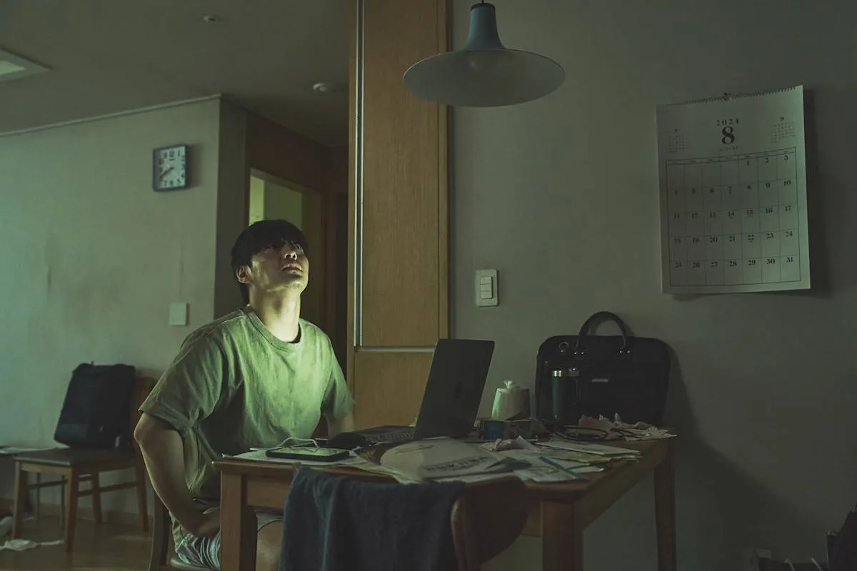 Mysterieuze geluiden uit het plafond drijven tot waanzin in gloednieuwe Netflix-thriller