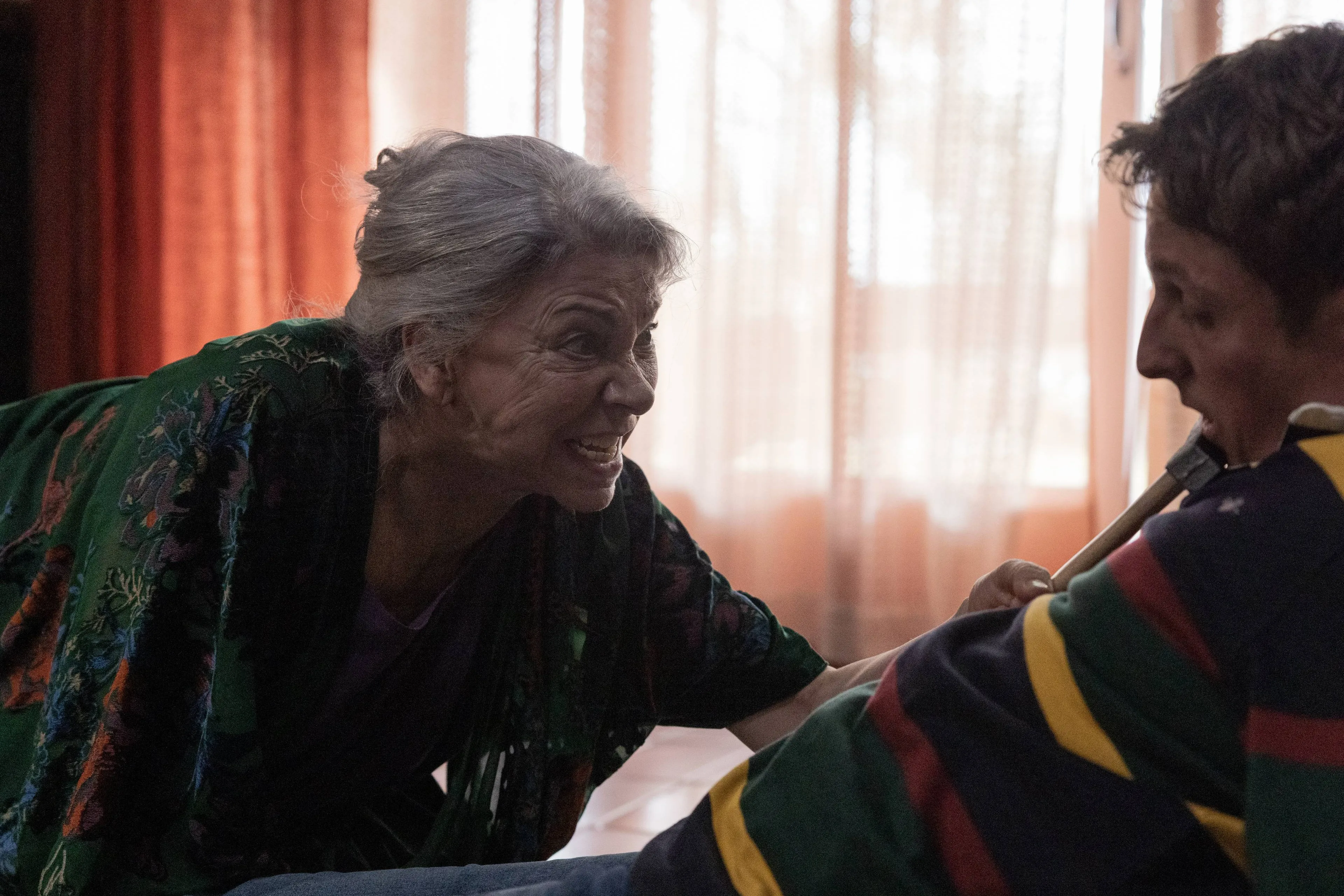 Wraakzuchtige oma zoekt verdwenen kleindochters in nieuwe Spaanse Netflix-serie 'Two Graves'