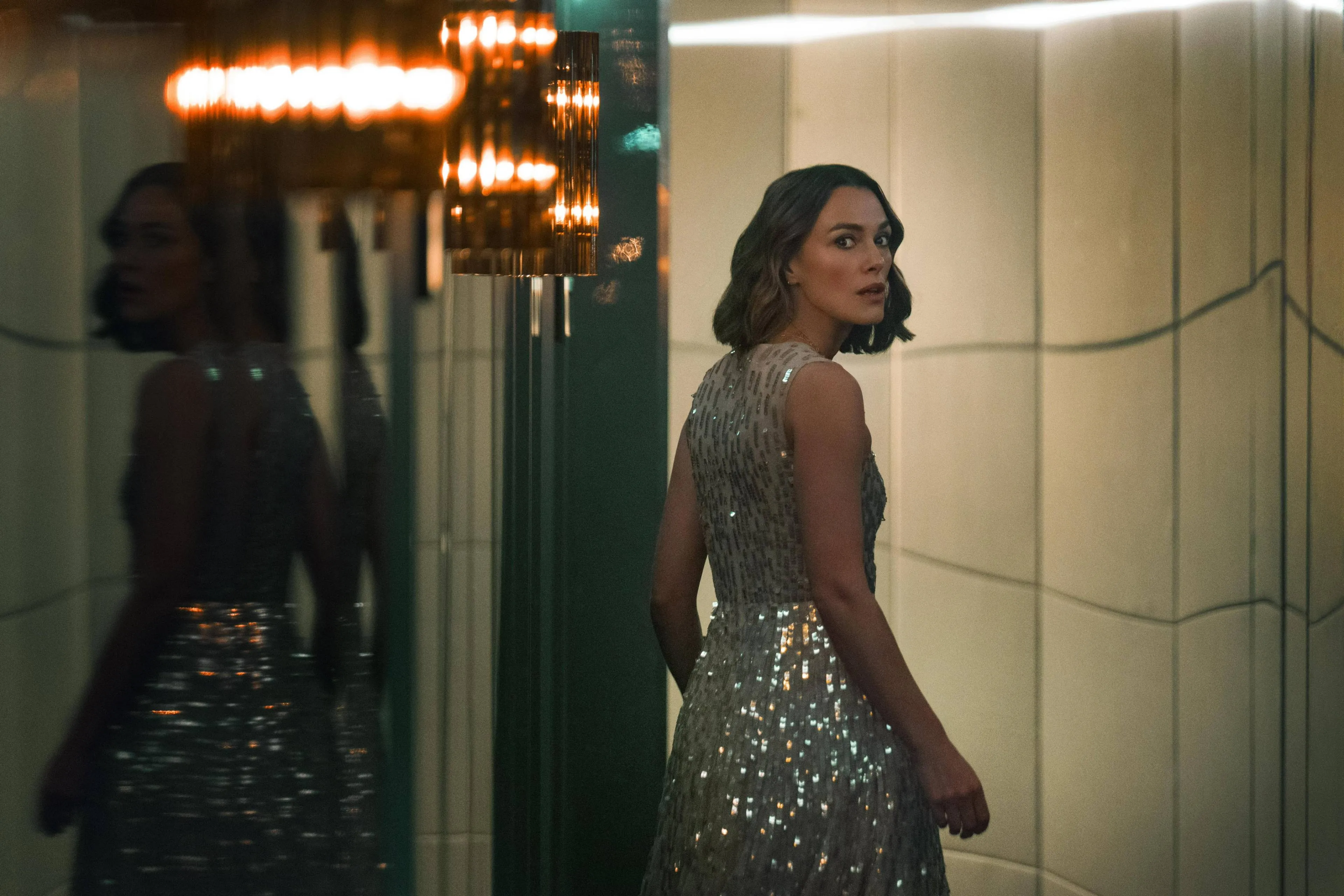 Netflix onthult releasedatum en nieuwe beelden van 'The Woman in Cabin 10' met Keira Knightley