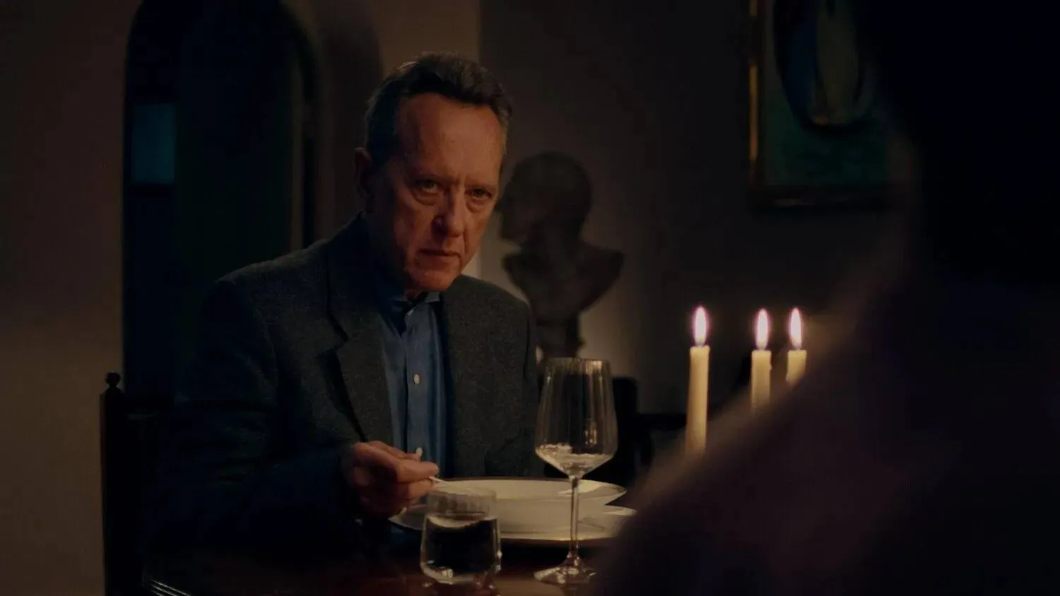 Nieuwe thriller op Netflix met Richard E. Grant valt in de smaak: "enorm van genoten!"