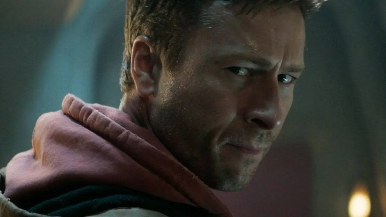 Glen Powell rent voor zijn leven in de trailer van nieuwe Stephen King-film 'The Running Man'
