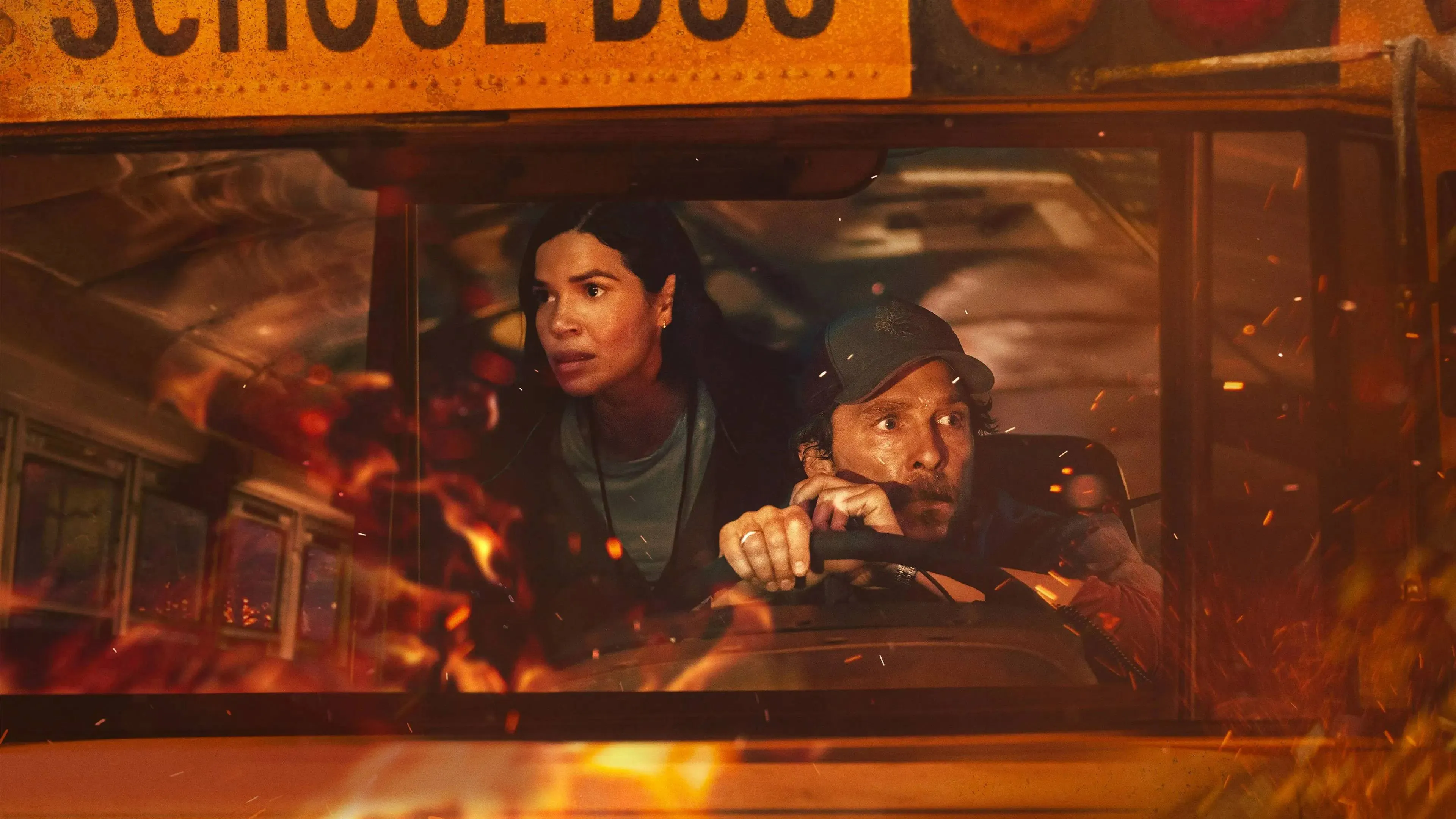 Matthew McConaughey is een heldhaftige buschauffeur in de nieuwe trailer van 'The Lost Bus'