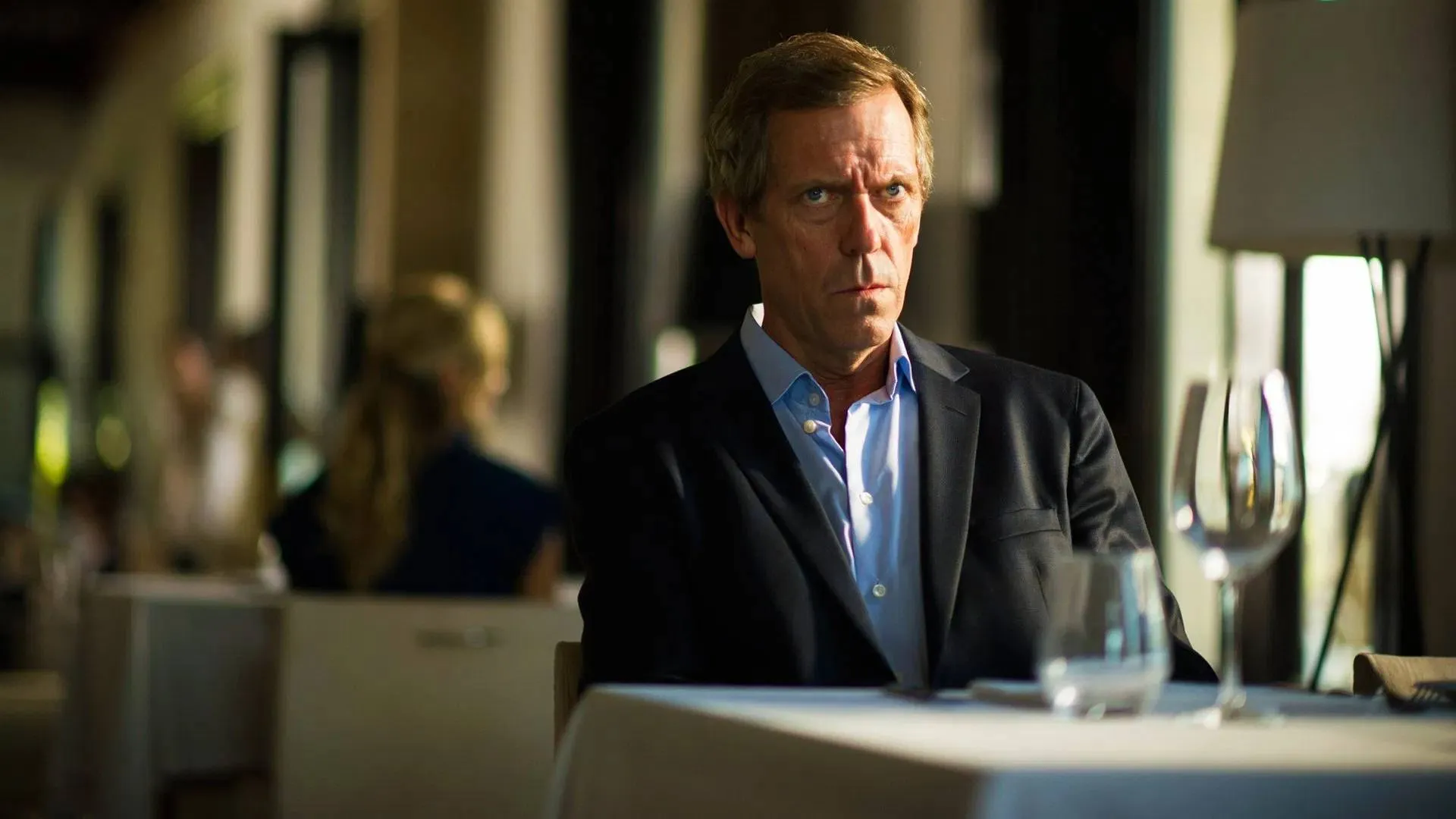 Hugh Laurie is een keiharde wapenhandelaar in deze niet te missen BBC-serie: "Angstaanjagend!"