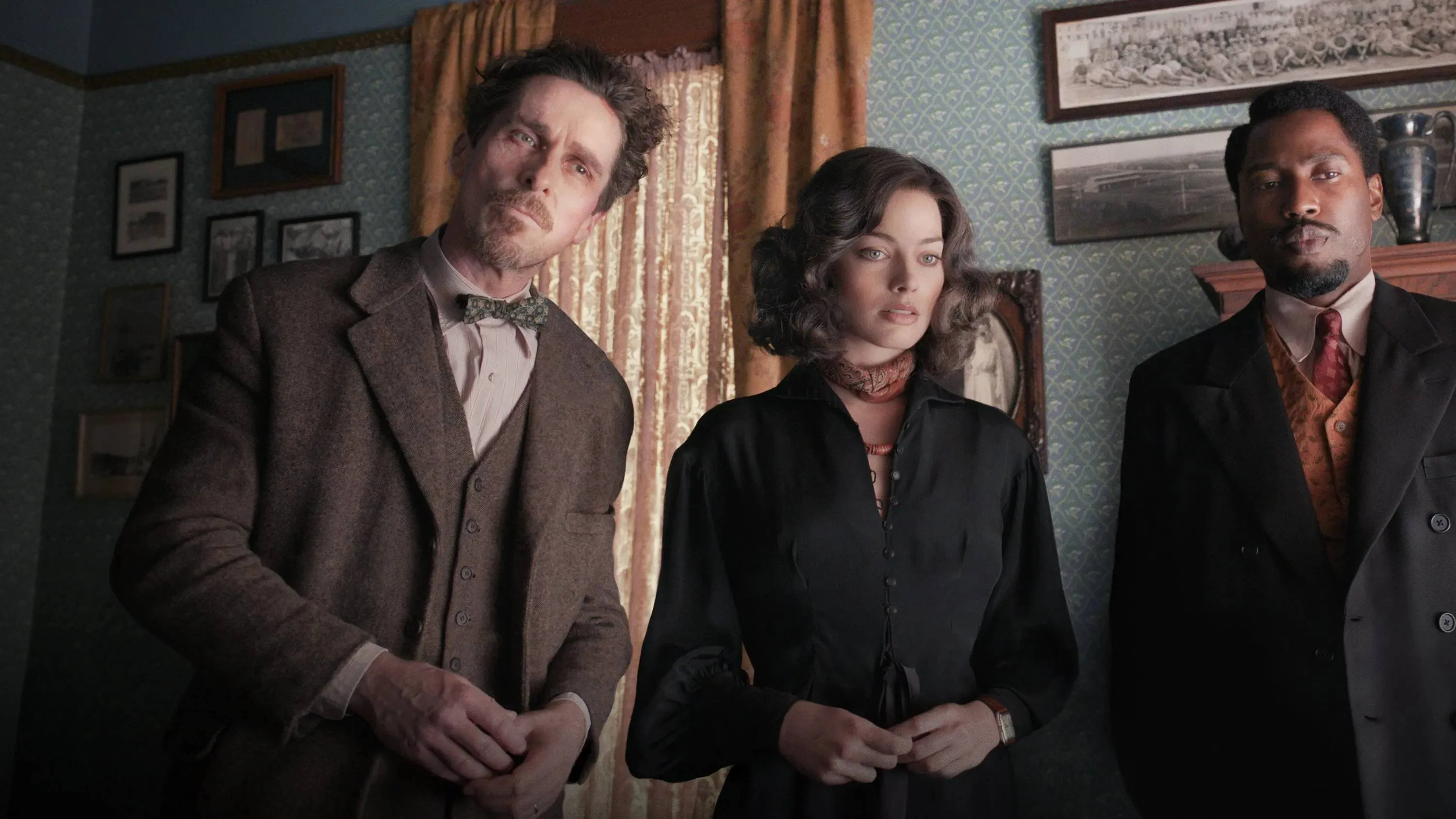 Mysterieuze thriller met Christian Bale, Margot Robbie en Robert De Niro nu te zien op Netflix