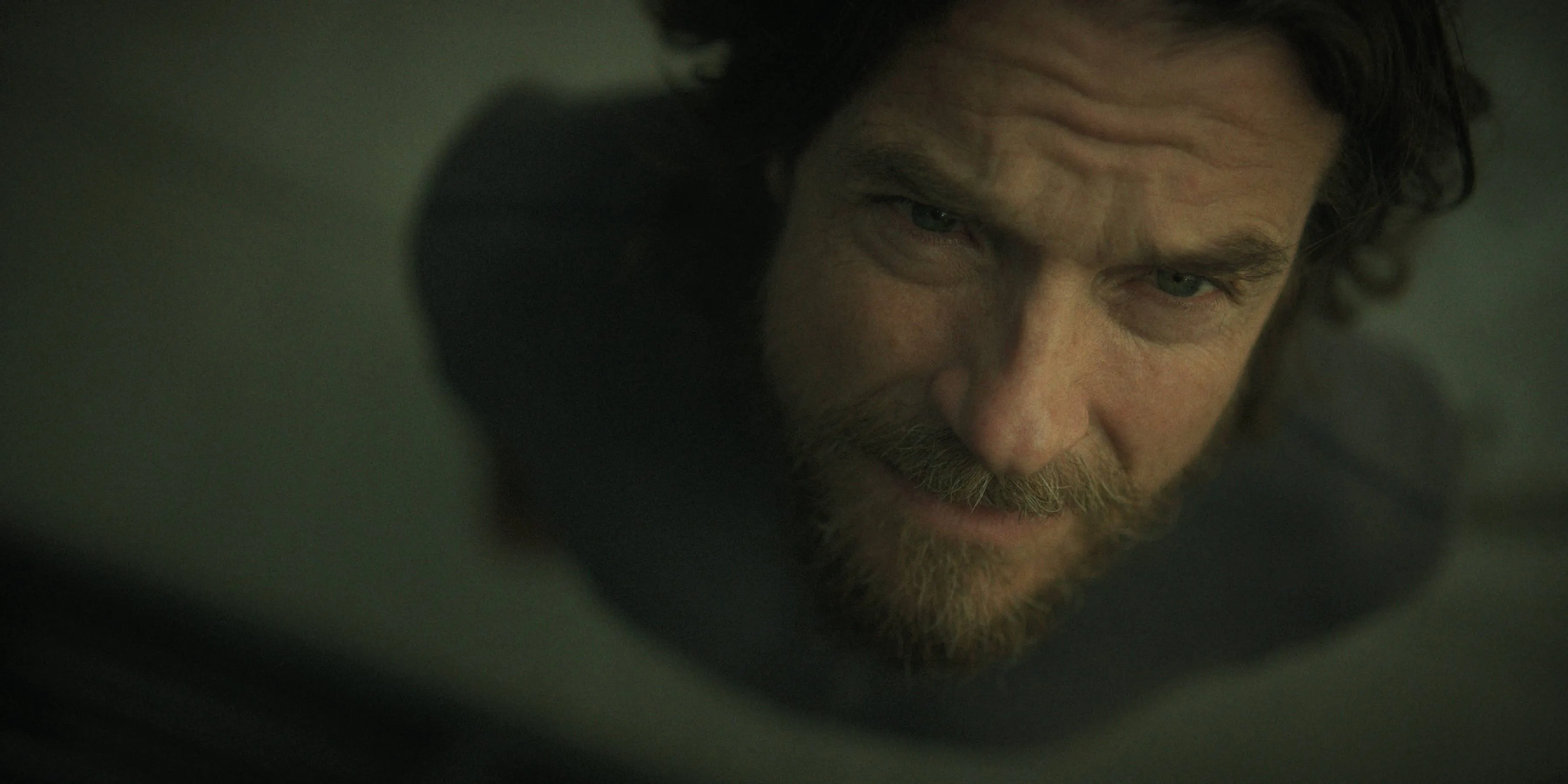 Nieuwe thrillerserie met Jason Bateman en Jude Law vanaf vandaag te zien op Netflix