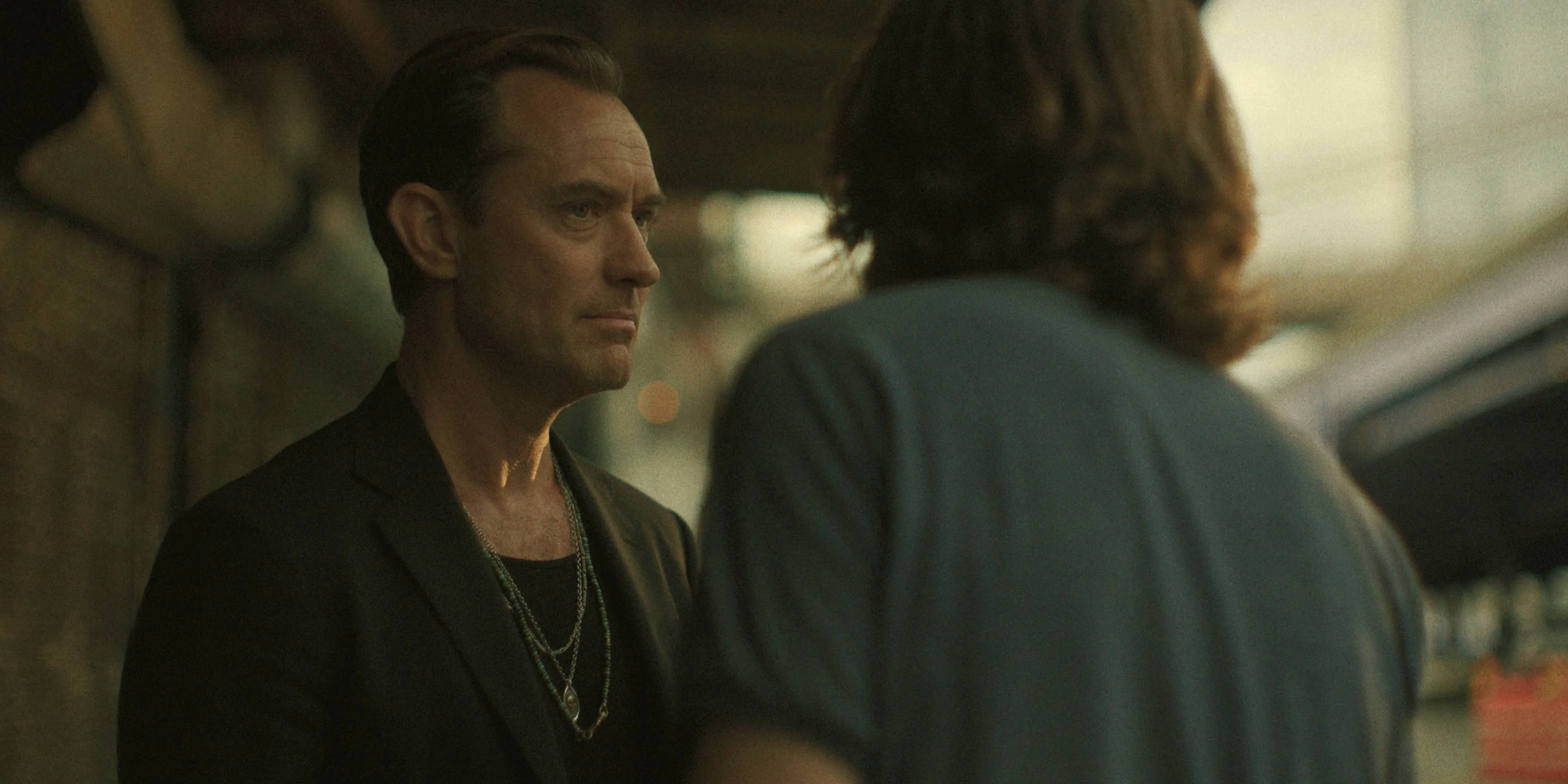 Netflix deelt nieuwe trailer van aankomende thrillersensatie met Jude Law en Jason Bateman