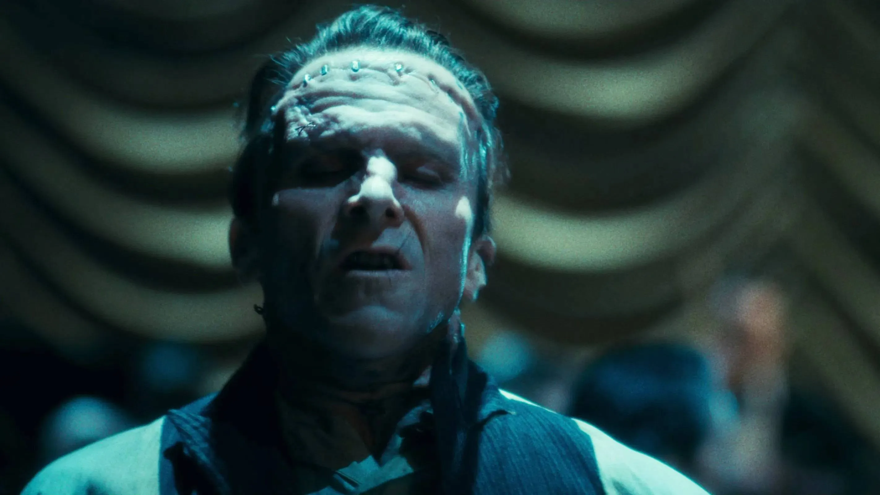 Christian Bale maakt indruk als Frankenstein in de officiële trailer van 'The Bride'