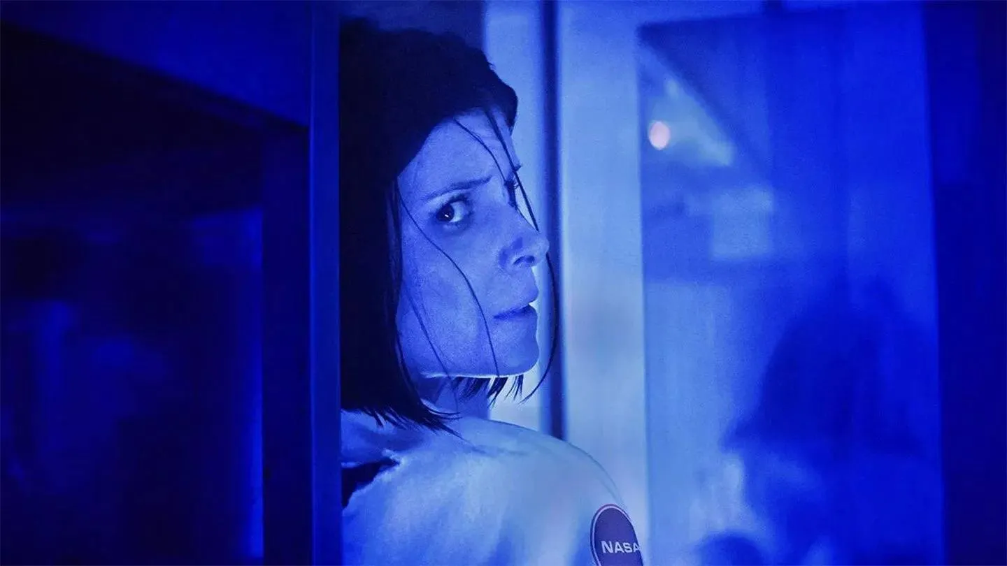 Quarantaine slaat om in een gruwelijke nachtmerrie in de trailer van 'The Astronaut'