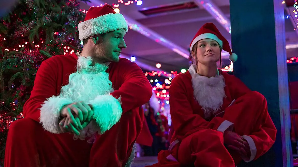 Sophia Martin pleegt een overval in de officiële trailer van 'Jingle Bell Heist'