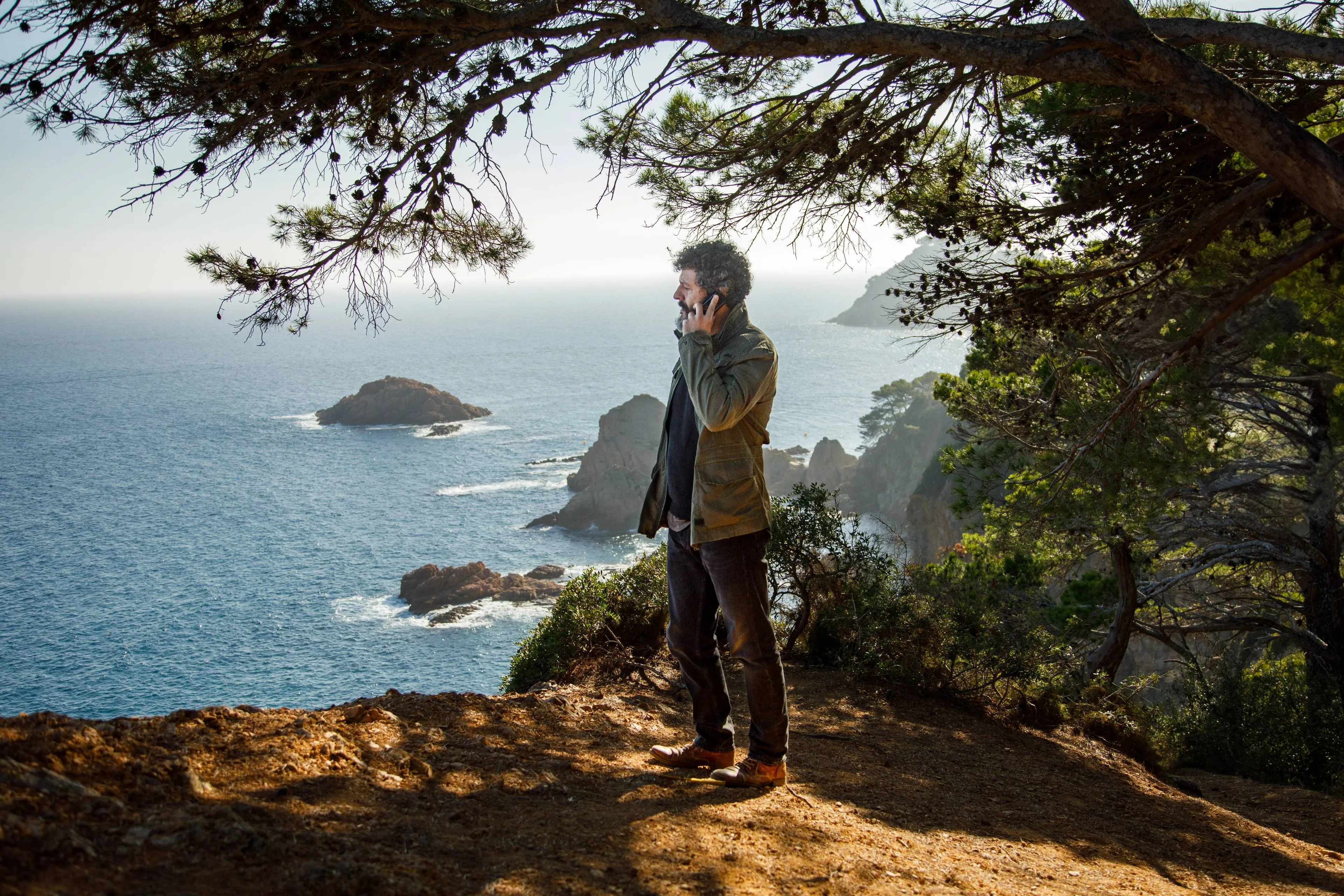 Netflix deelt eerste beelden van nieuwe Spaanse thrillerserie 'City of Shadows'