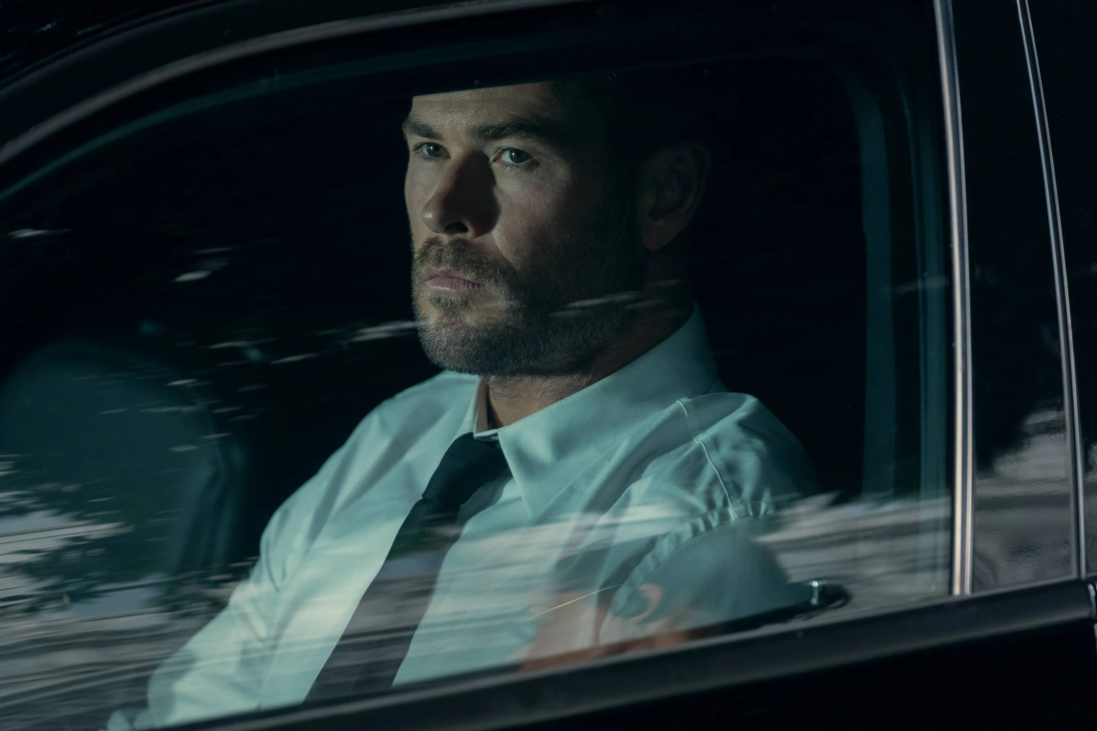 Mark Ruffalo zit Chris Hemsworth op de hielen in de officiële trailer van 'Crime 101'