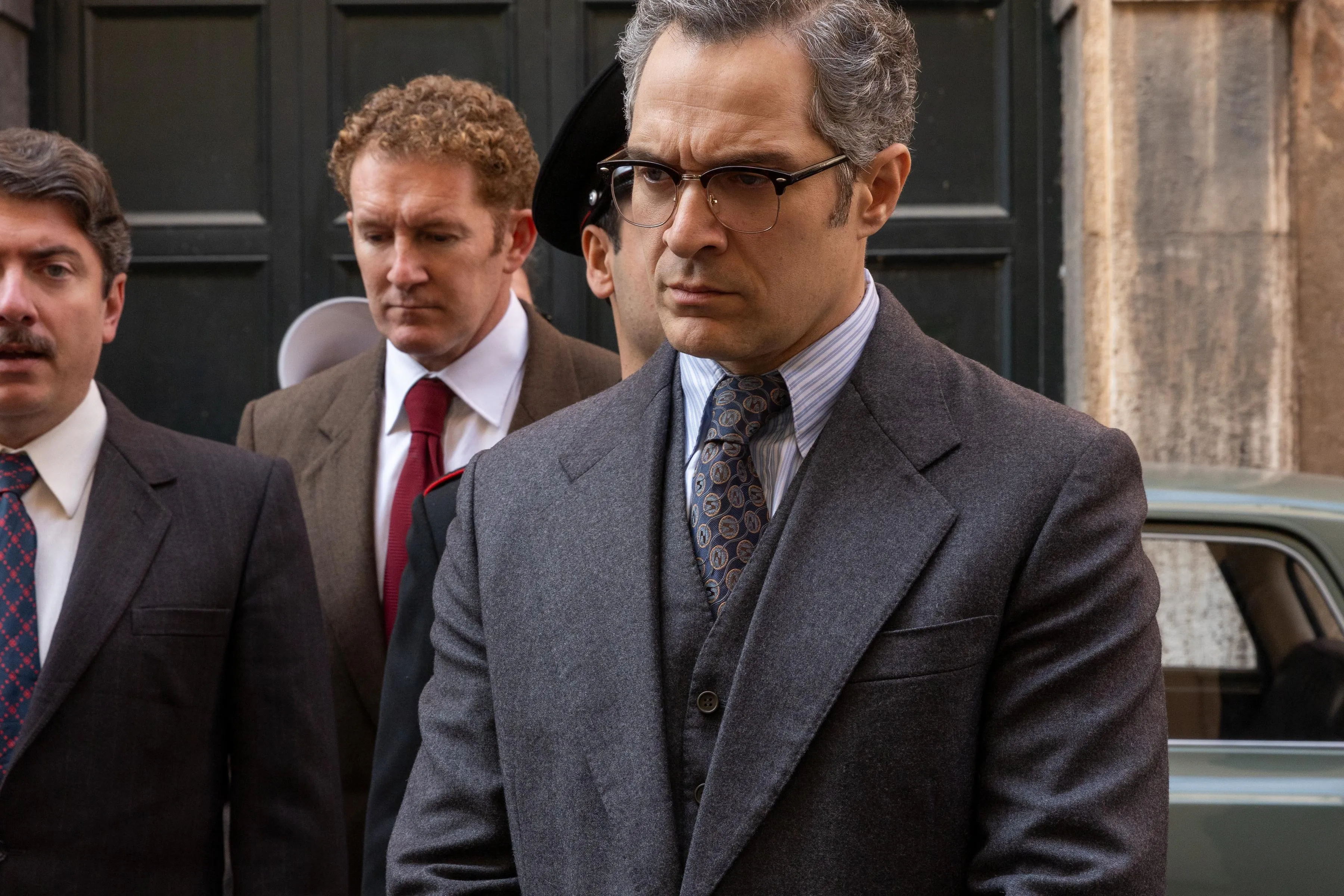 Netflix deelt eerste trailer én releasedatum van nieuwe misdaadfilm 'The Big Fake'