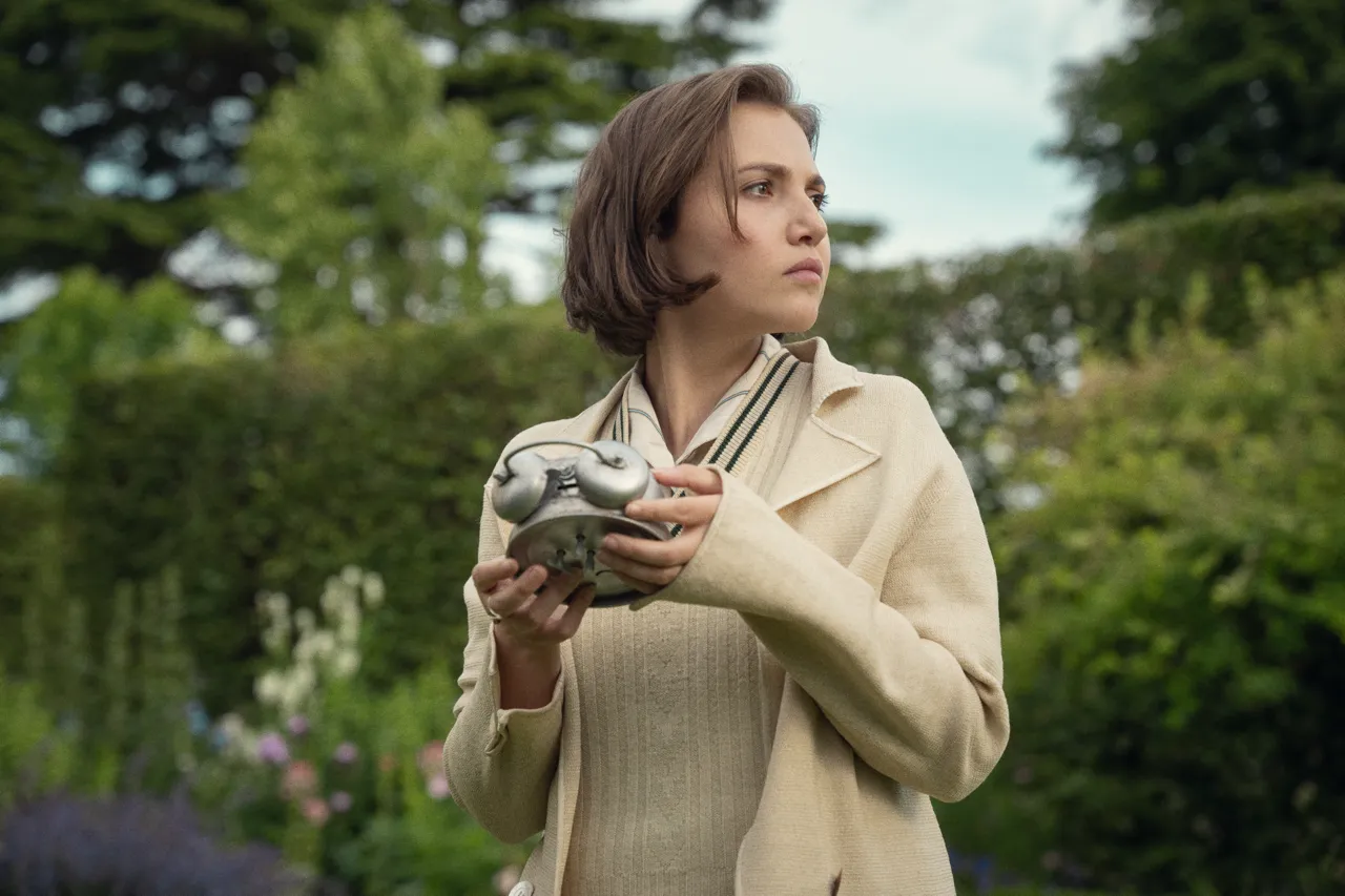 Netflix onthult eerste teaser van nieuwe mysterieuze Agatha Christie-serie 'Seven Dials'