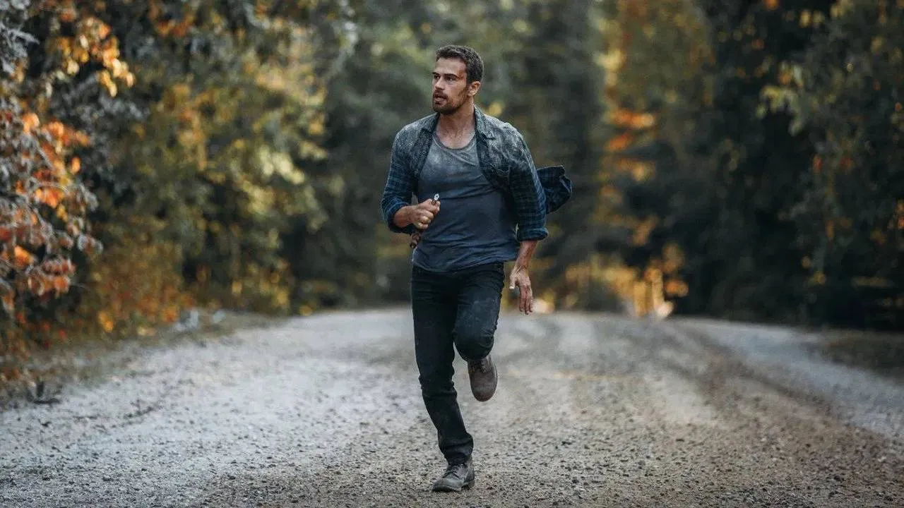 Theo James maakt indruk op Netflix-kijkers met deze unieke rampenfilm: "Heel verfrissend!"