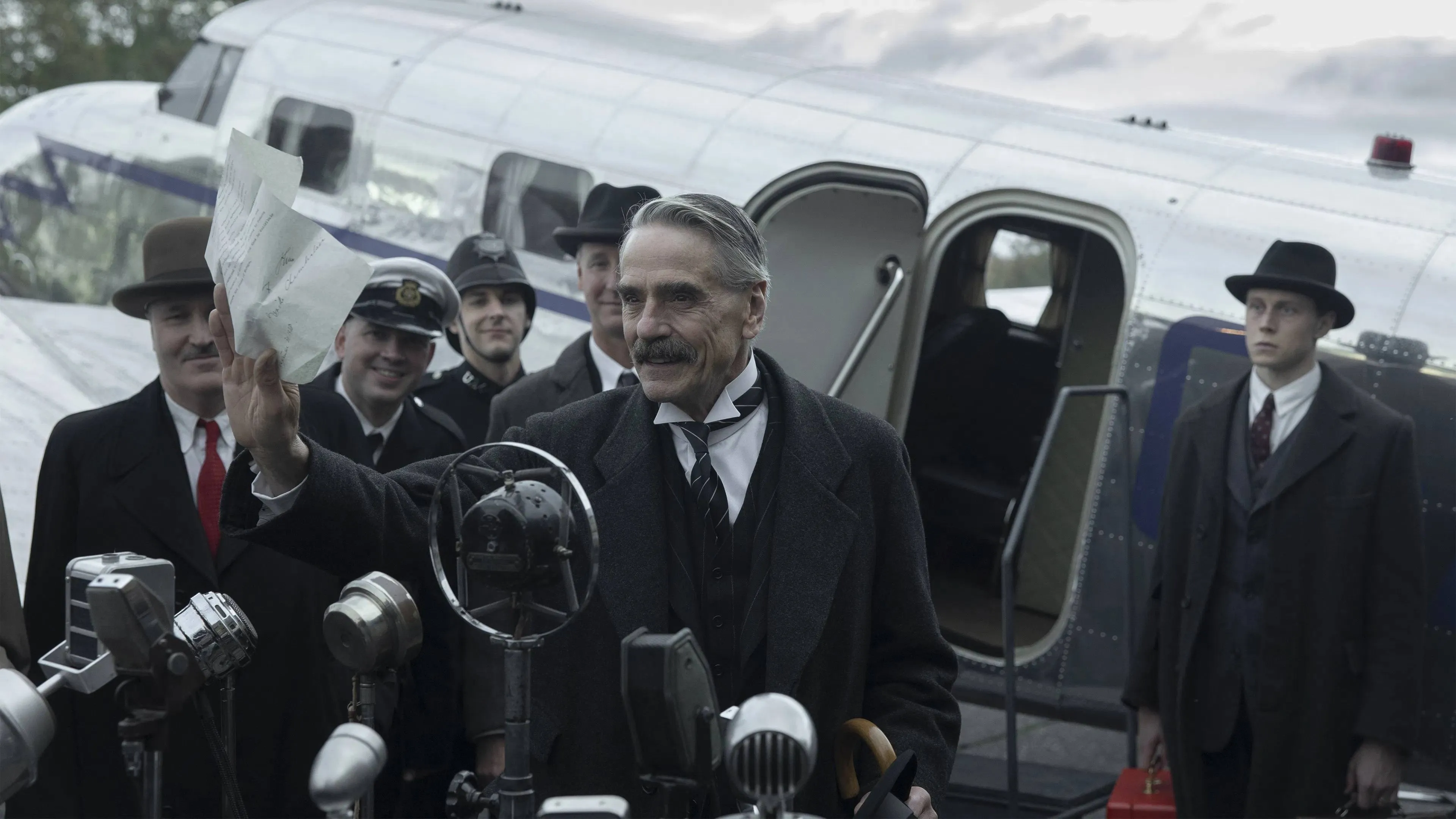 Jeremy Irons maakt indruk met deze zéér spannende Netflix-thriller: "écht geweldig!"