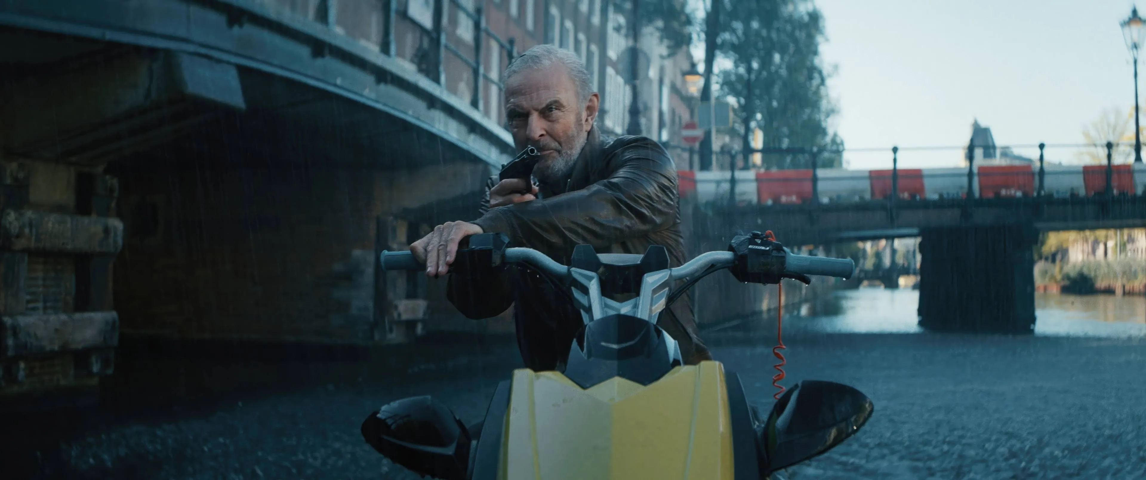 Dick Maas gooit alle remmen los met nieuwe explosieve trailer van 'Amsterdamned II'