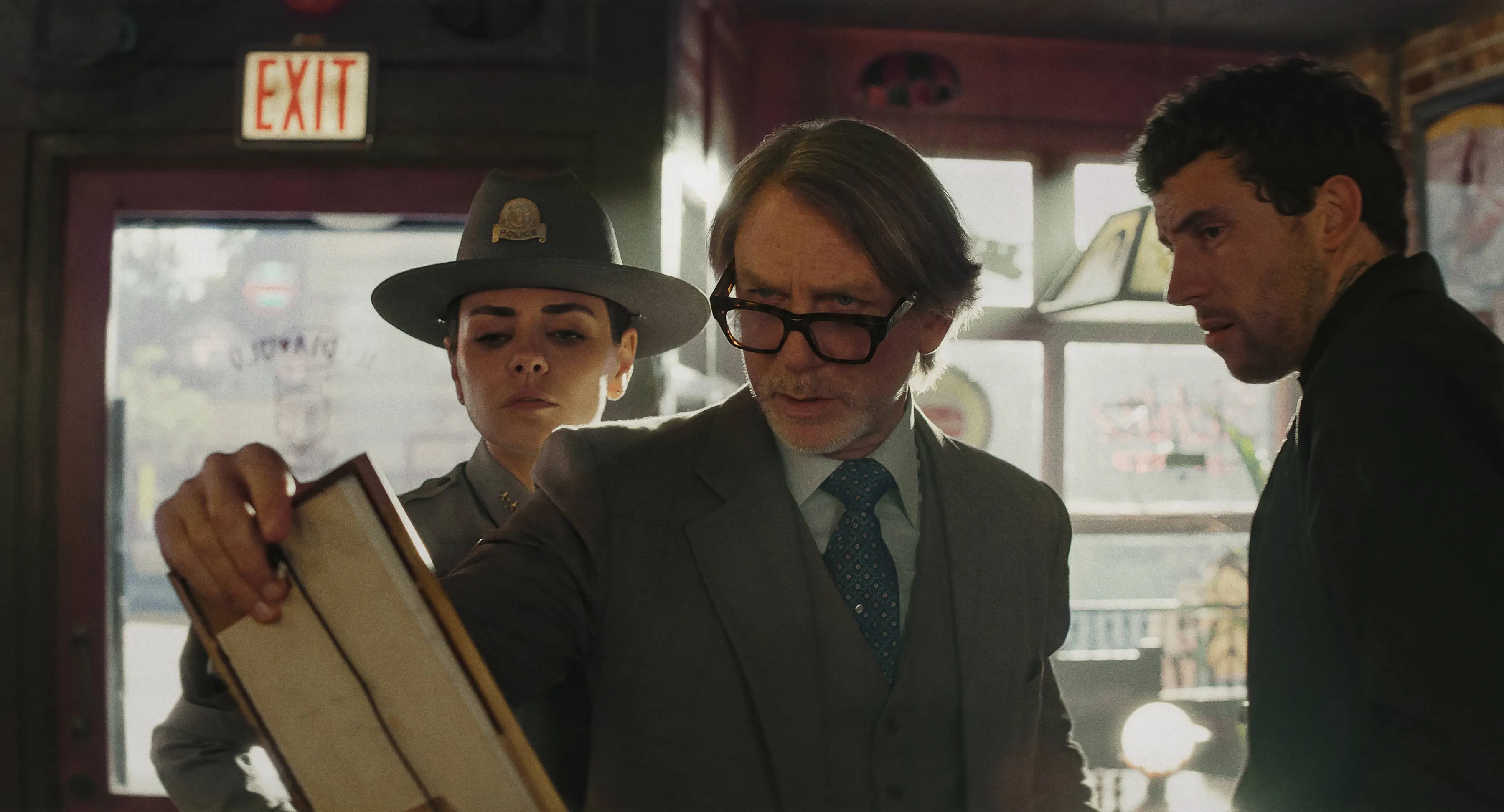 Benoit Blanc stort zich op een zéér duistere zaak in de trailer van 'Wake Up Dead Man'