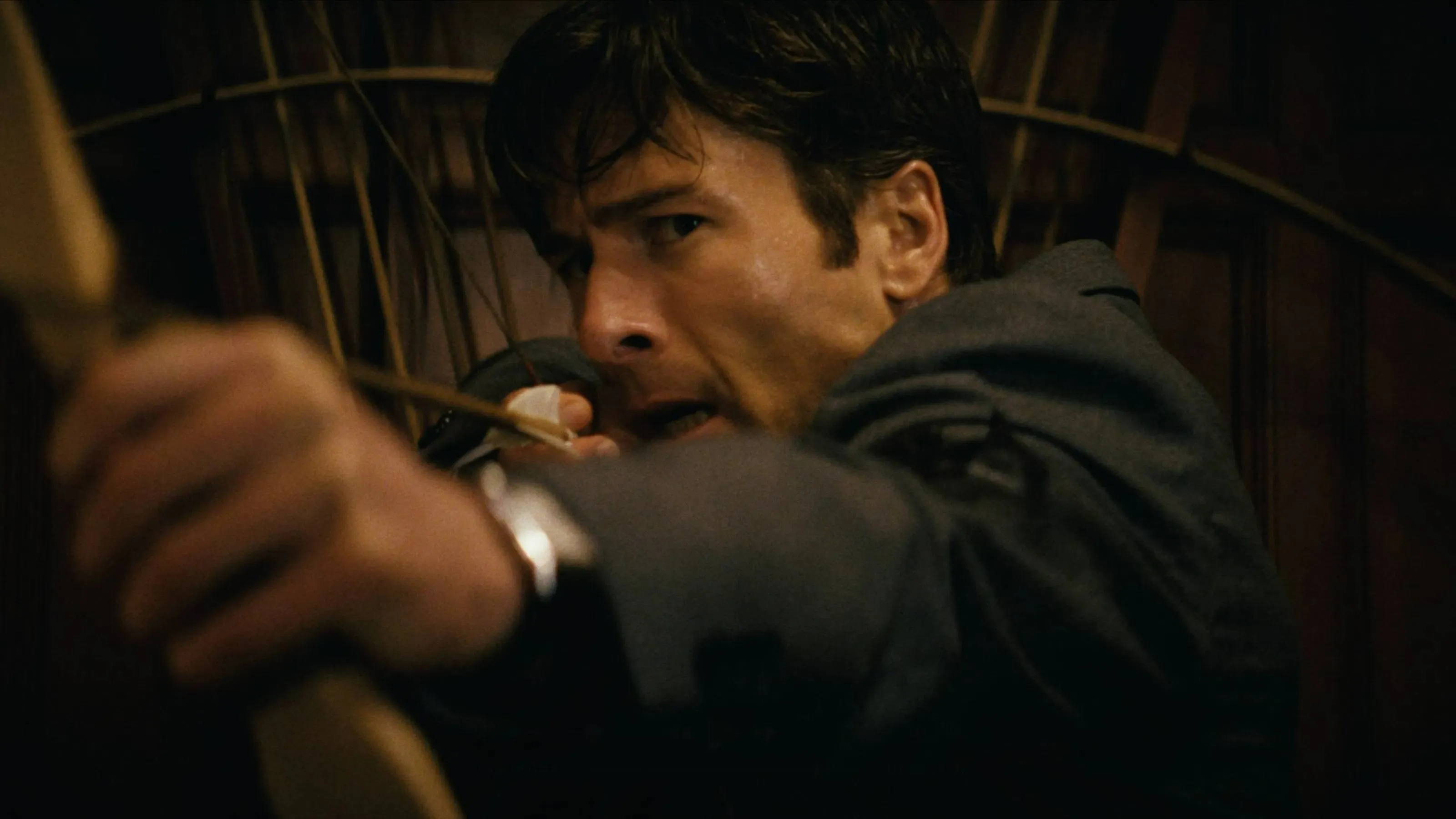 Glen Powell jaagt op een erfenis in de officiële trailer van 'How to Make a Killing'