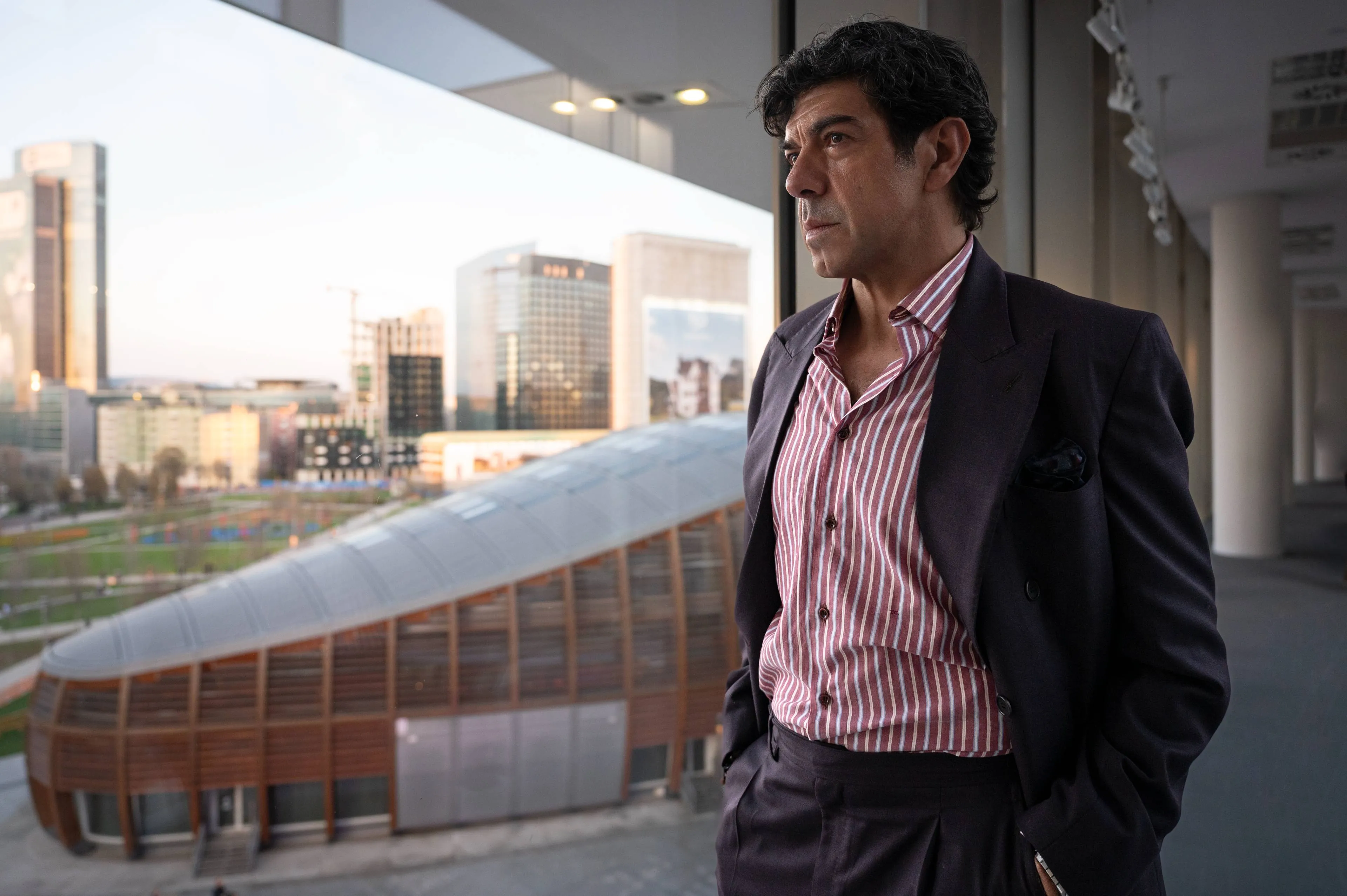 Netflix deelt eerste beelden van gloednieuwe thrillerserie 'Nemesi'