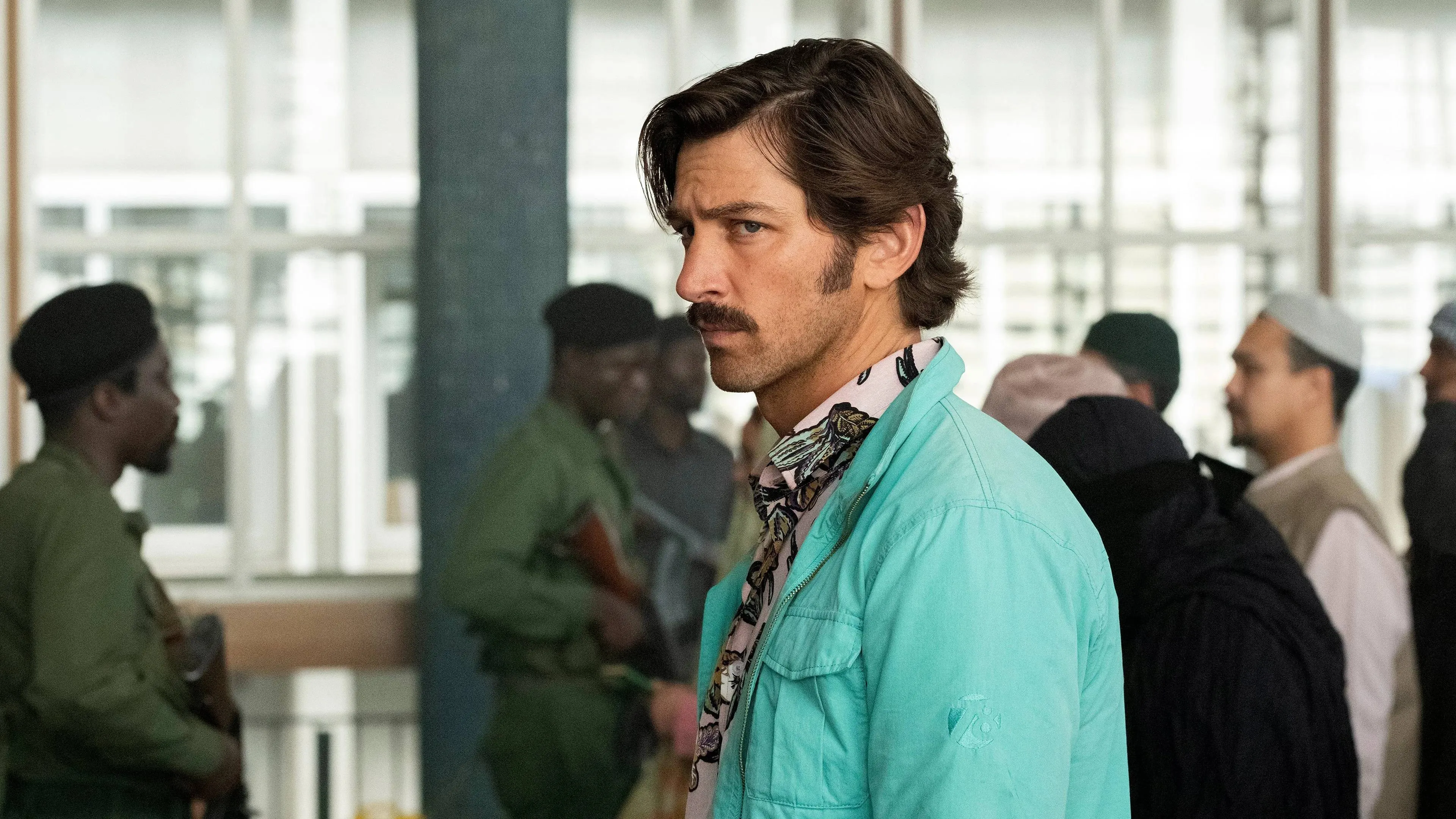 Chris Evans en Michiel Huisman maken indruk met deze waargebeurde Netflix-thriller