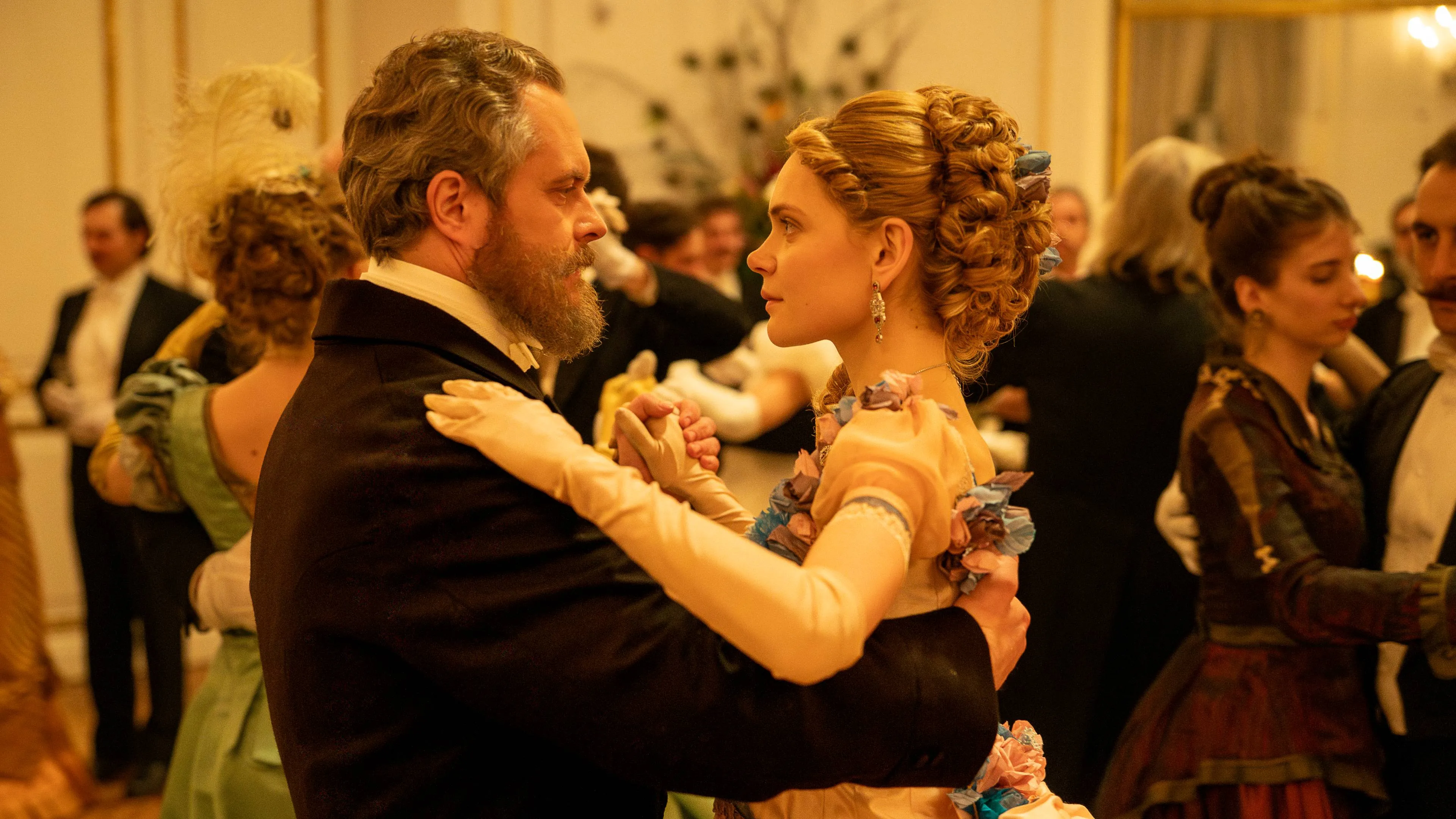 Netflix deelt eerste betoverende blik op nieuwe historische dramaserie 'The Doll'