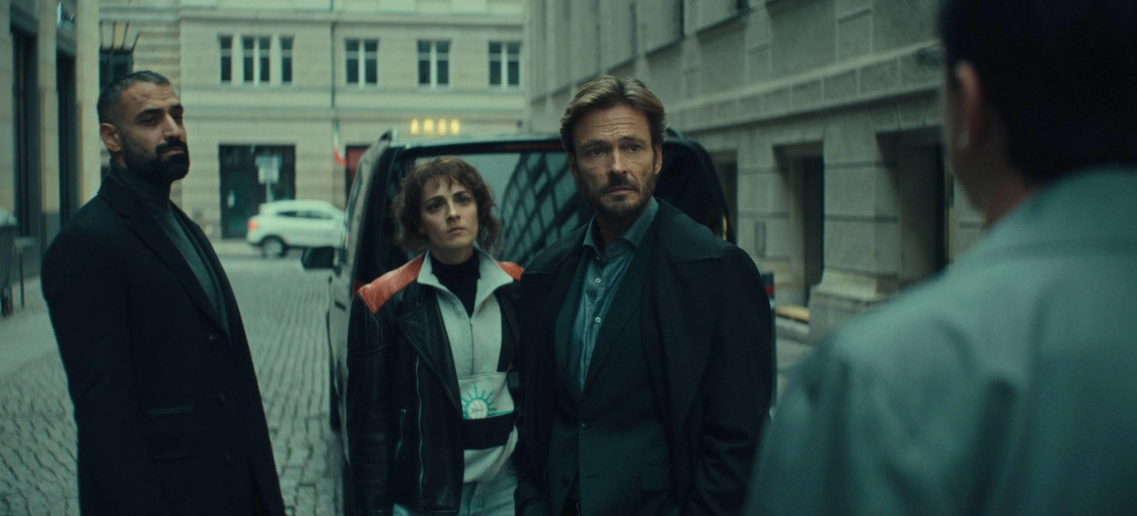 Netflix deelt eerste beelden van nieuwe Duitse thrillerserie met 'Dark'-acteur