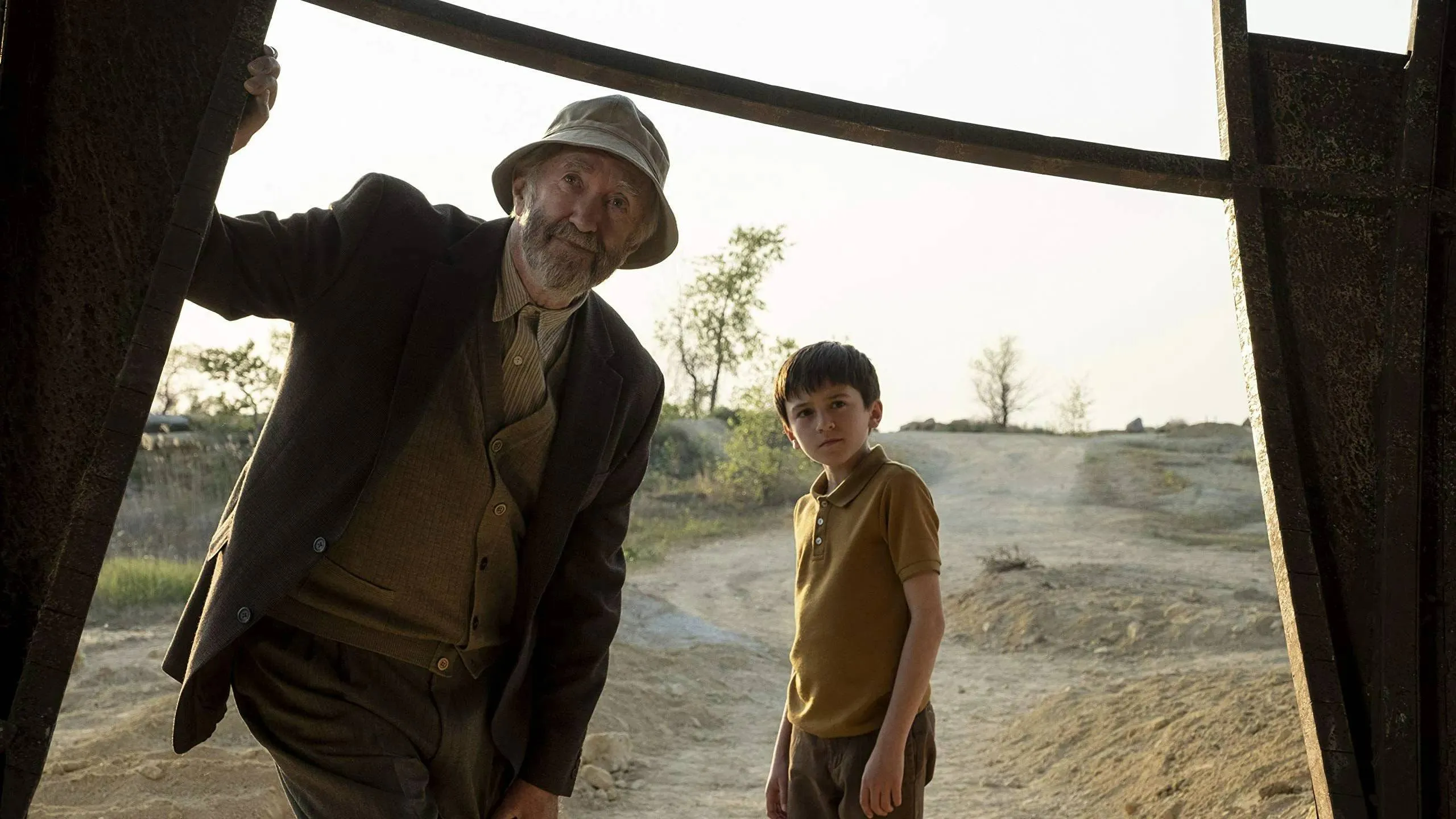 Deze sci-fi-serie met Jonathan Pryce is dé perfecte binge-watch: "Ontroerend!"