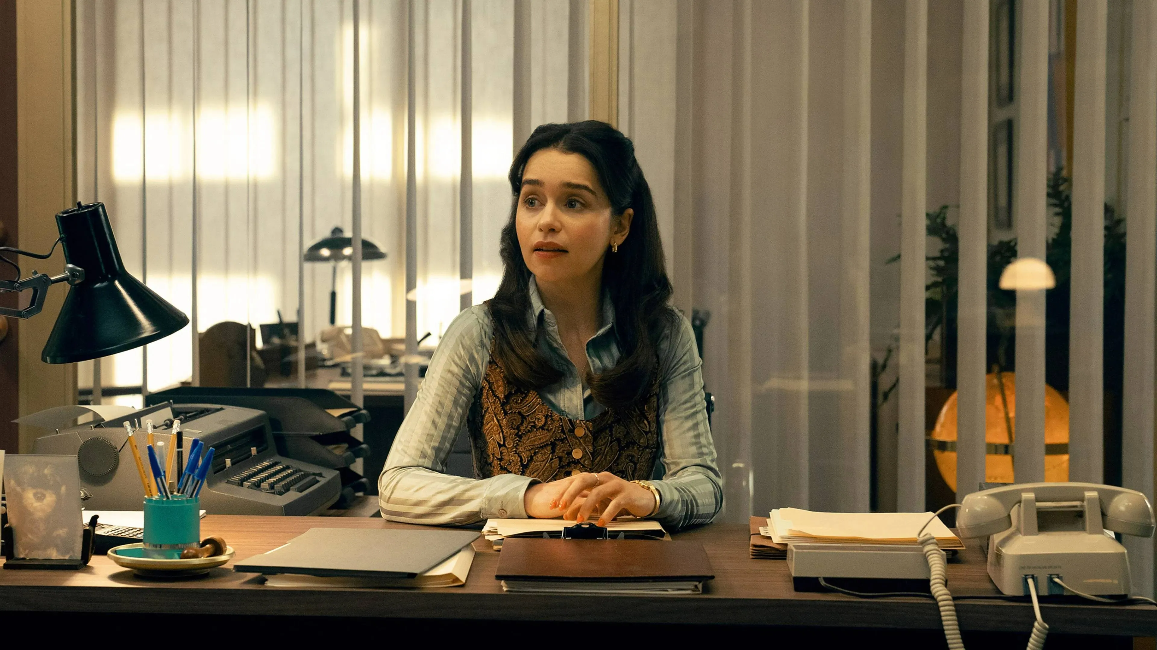 Zéér hoge scores en lovende reacties voor nieuwe spionageserie met Emilia Clarke