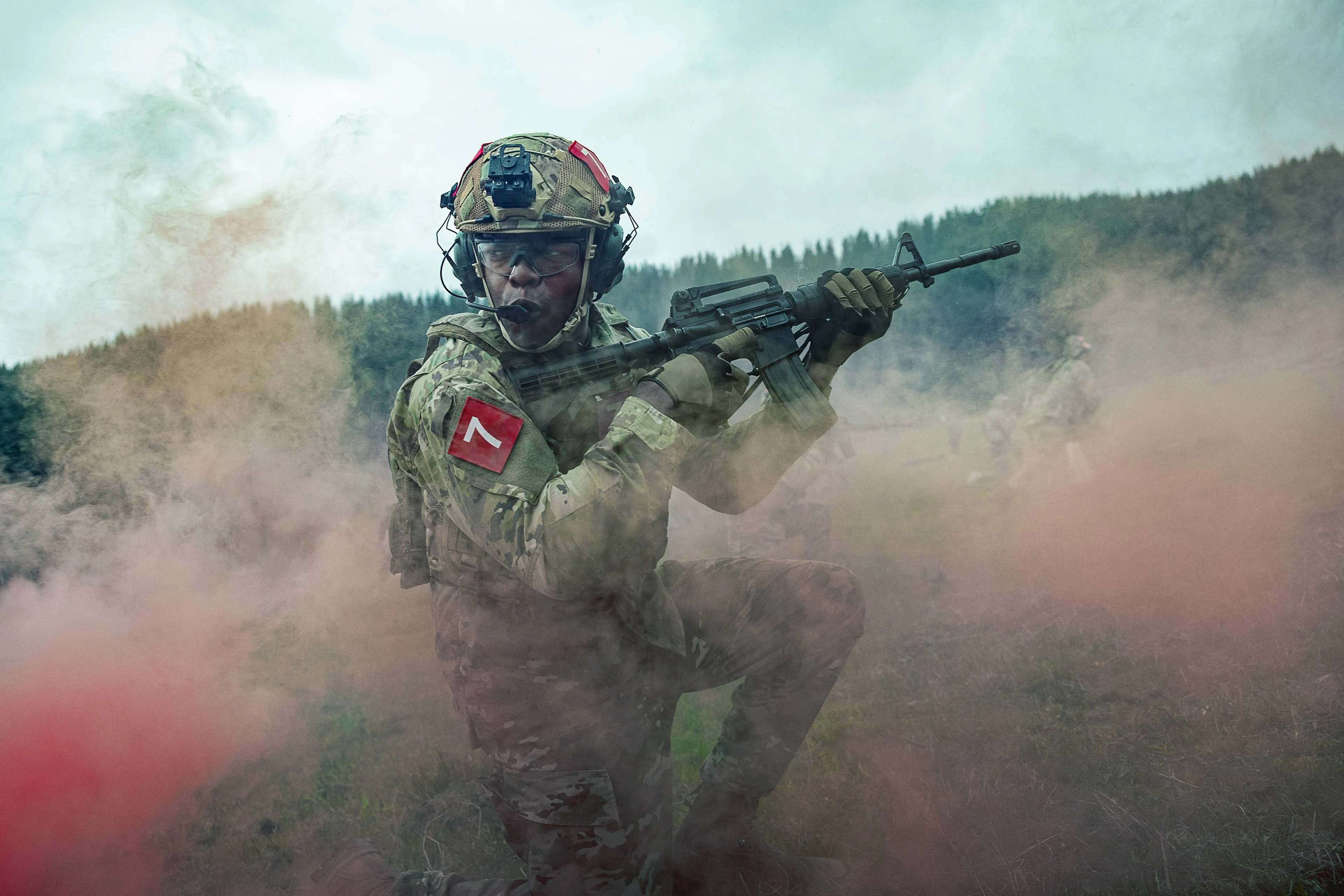 Alan Ritchson schittert op eerste beelden van keiharde Netflix-film 'War Machine'