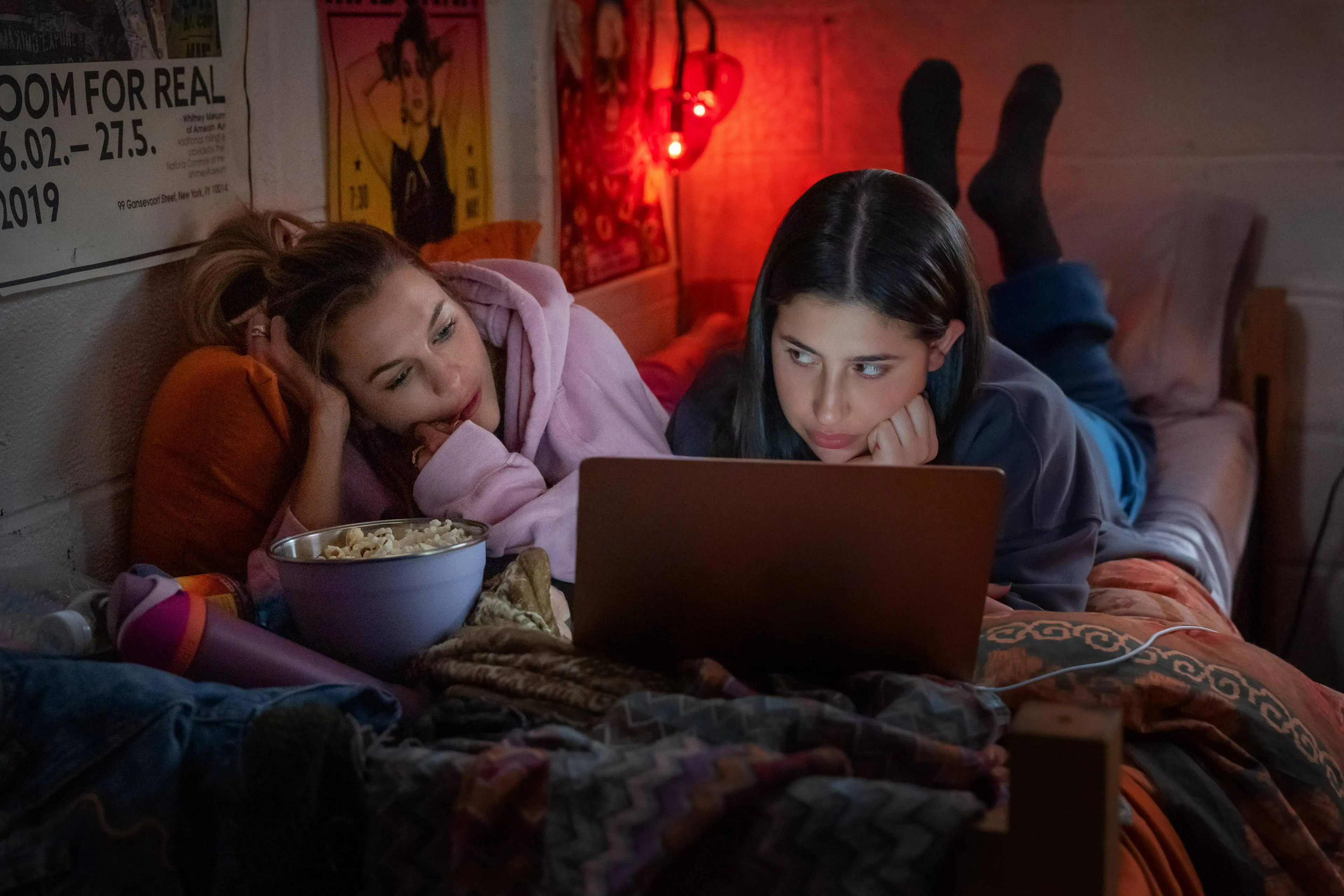 Netflix deelt eerste beelden én releasedatum van nieuwe komedie 'Roommates'