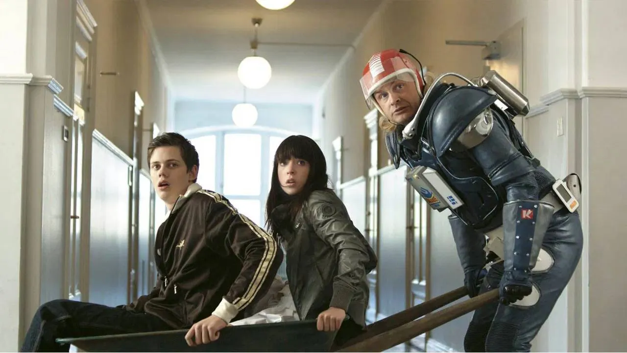 Knotsgekke sci-fi met Bill Skarsgård is een héérlijk absurd Netflix-pareltje