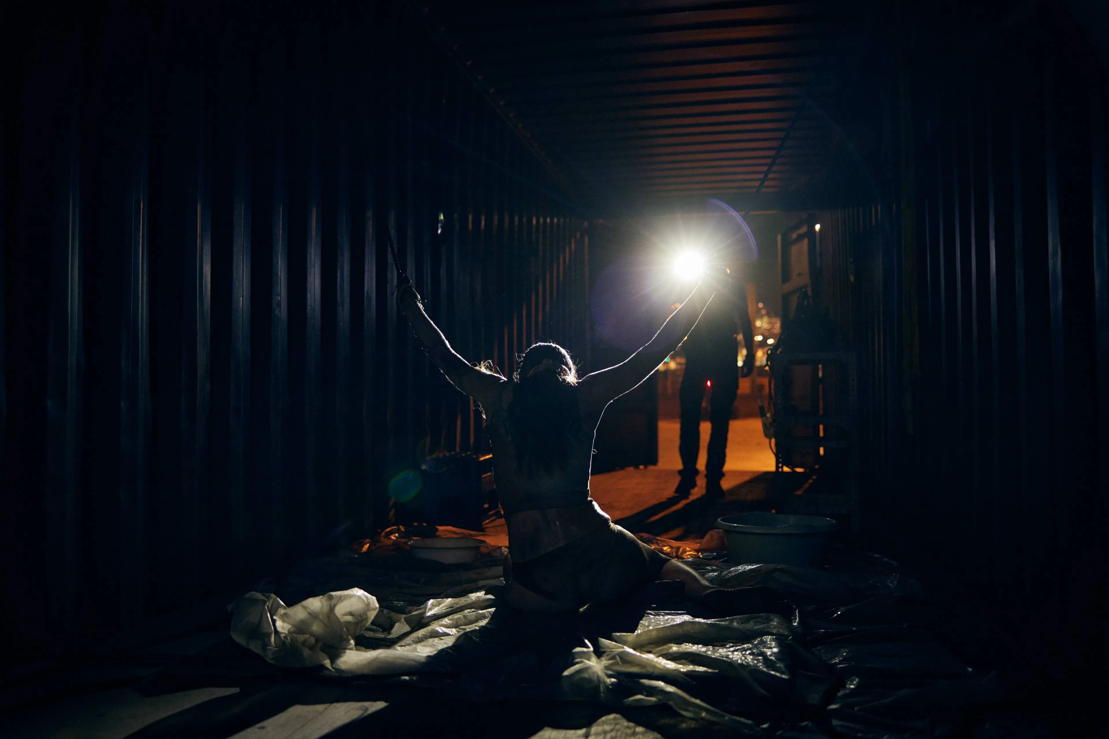 Netflix deelt eerste beelden van nieuwe, duistere thriller 'The Marked Woman'