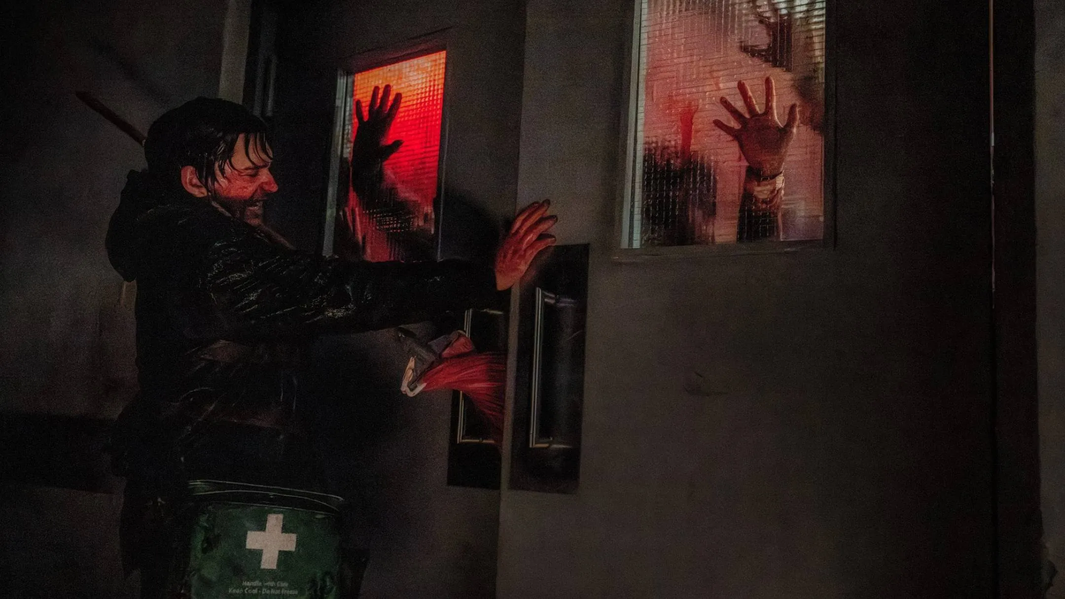 'Weapons'-maker Zach Cregger deelt eerste trailer van nieuwe 'Resident Evil'-film