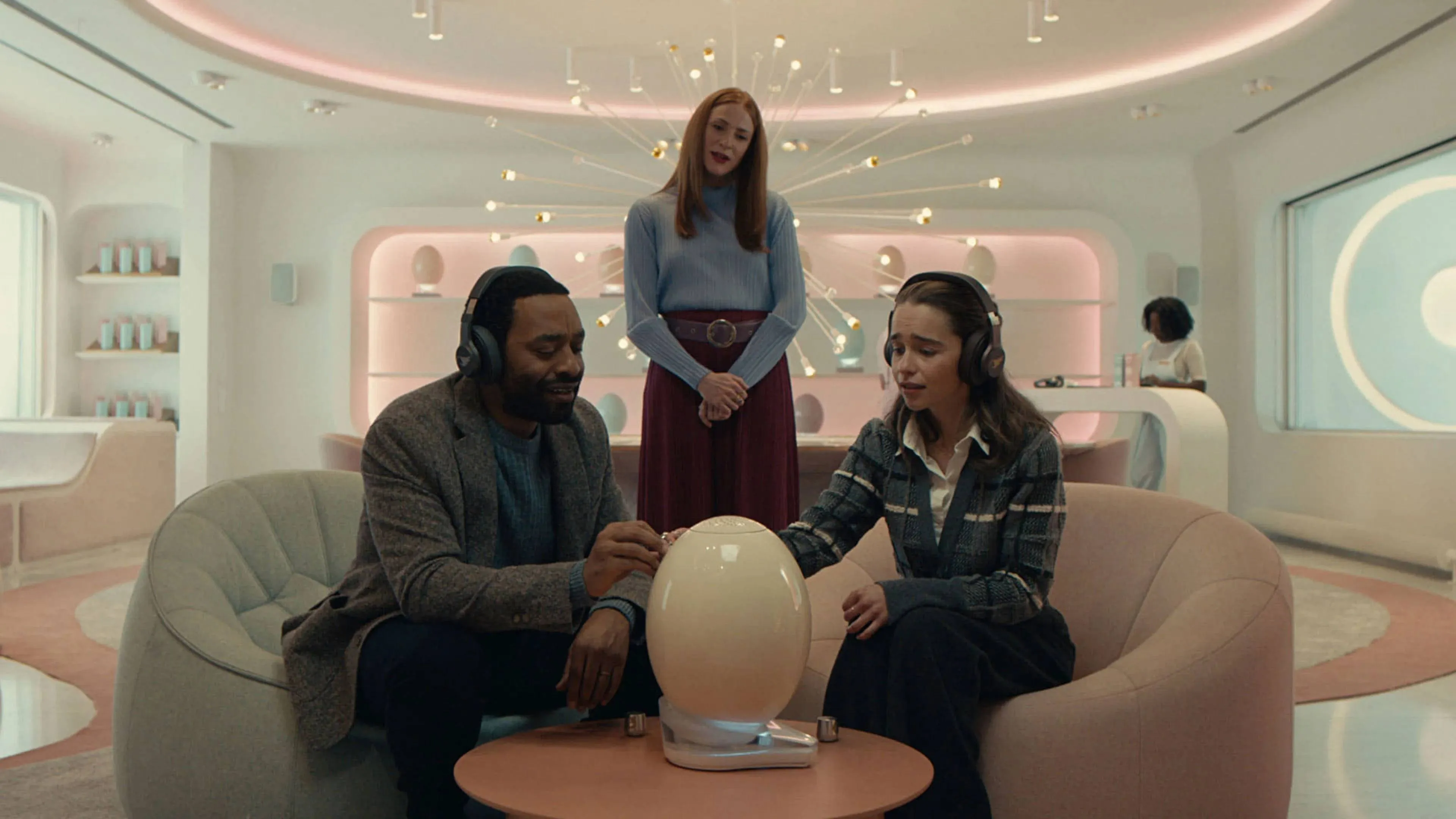 Netflix strikt de rechten van sci-fi met Emilia Clarke en Chiwetel Ejiofor