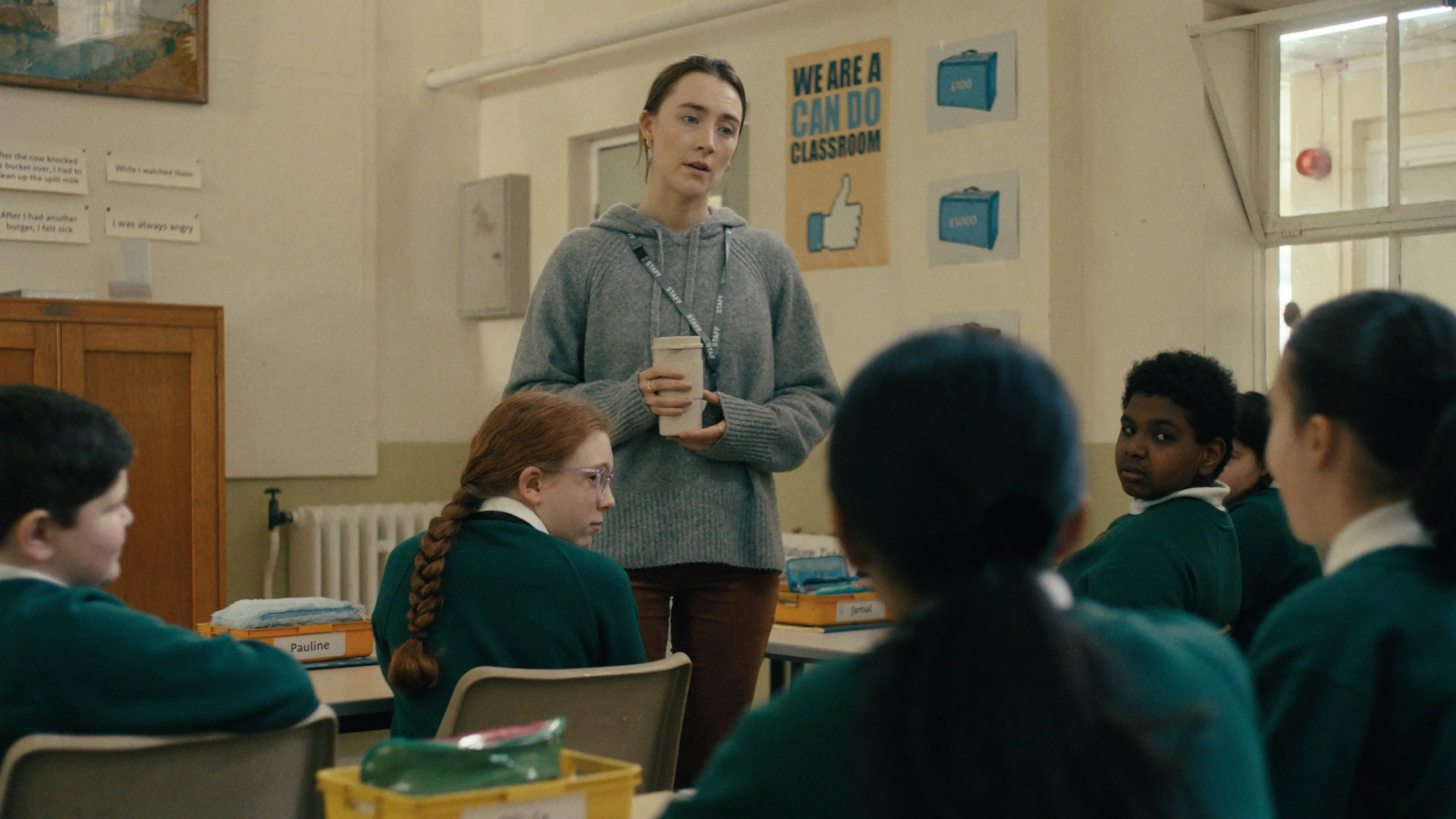 'Bad Apples' trailer: Saoirse Ronan ontspoort volledig in pikzwarte nieuwe thriller
