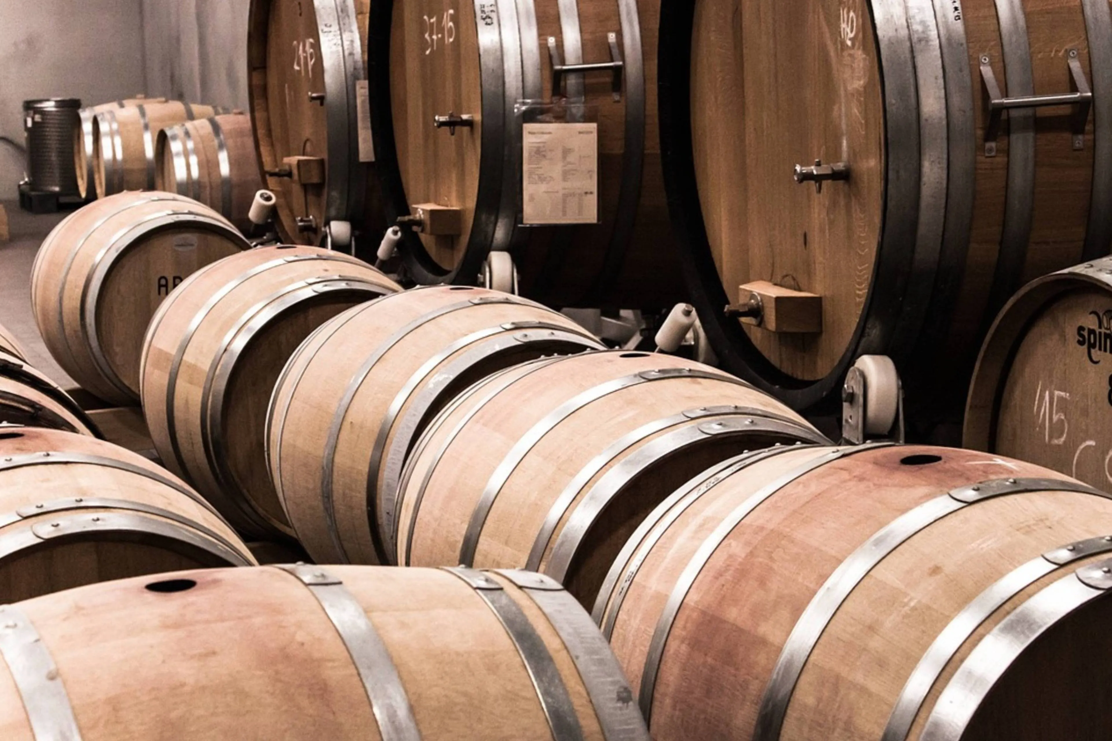 Nederlandse Jenevermaker geeft bierbrouwers gratis vaten voor een uitdaging