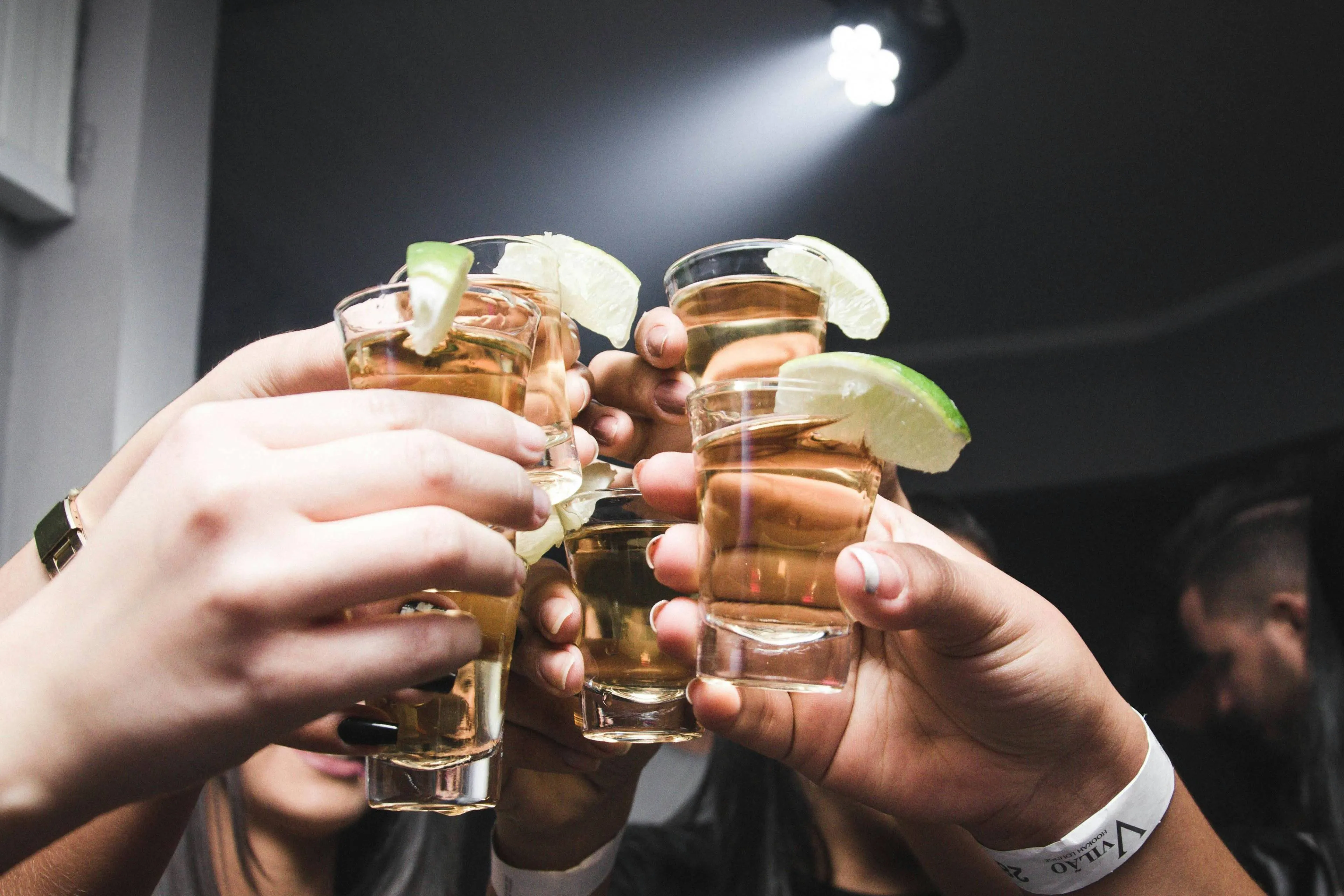 Menen die proosten met glazen alcohol