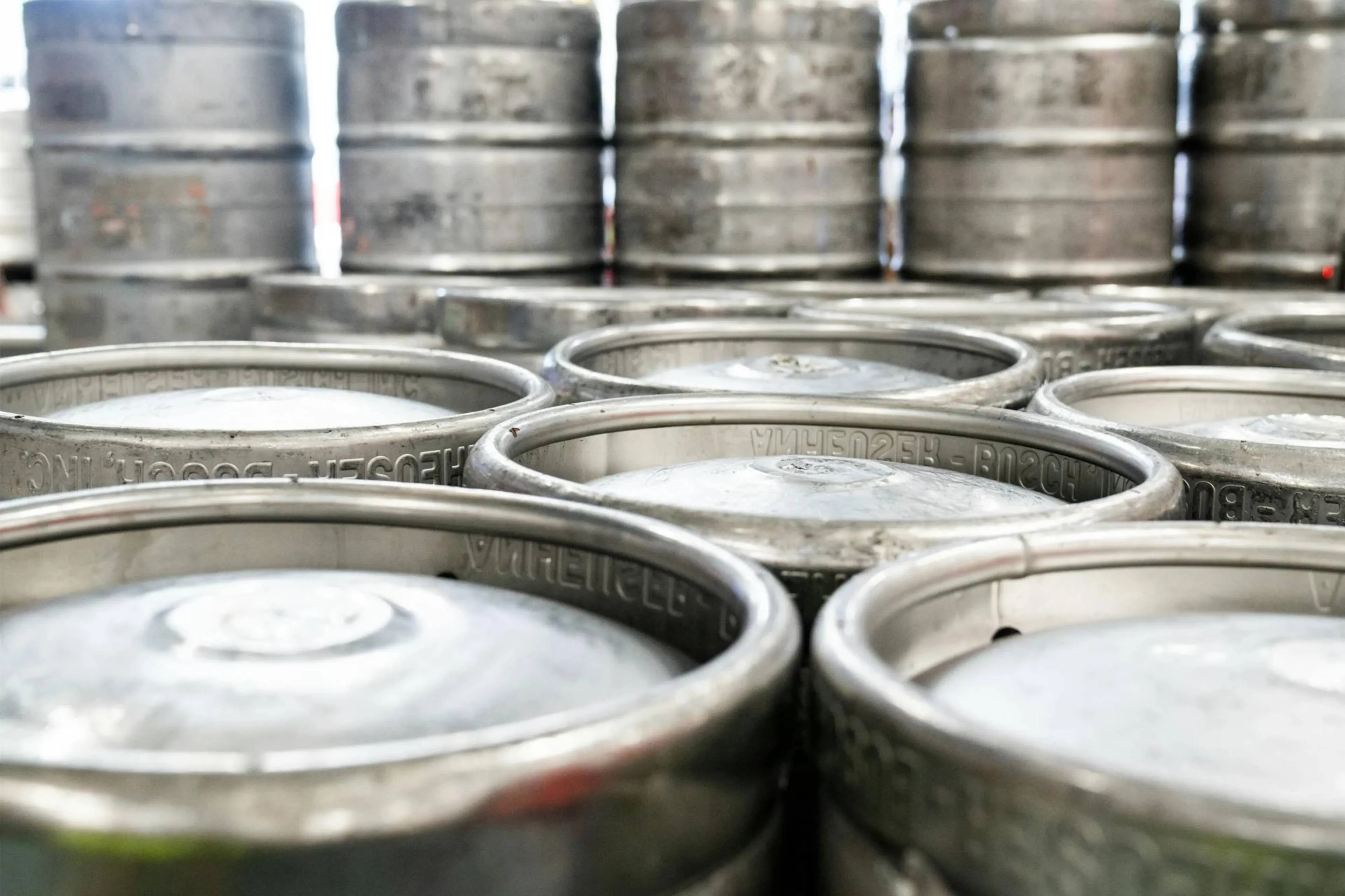 Celstraf en schadevergoeding voor mannen die bijna 2000 biervaten hebben gestolen