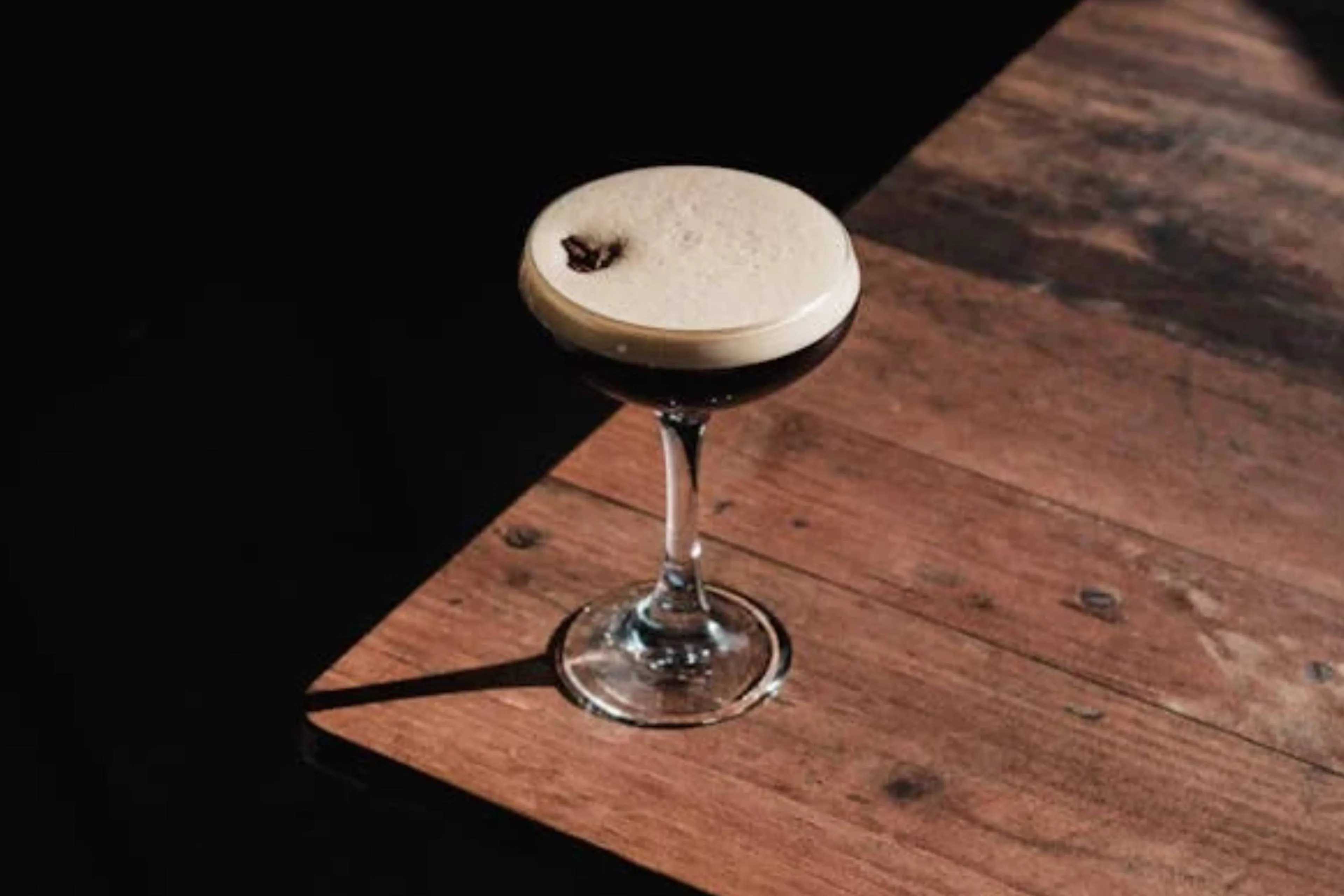 espresso martini tegen een houten achtergrond